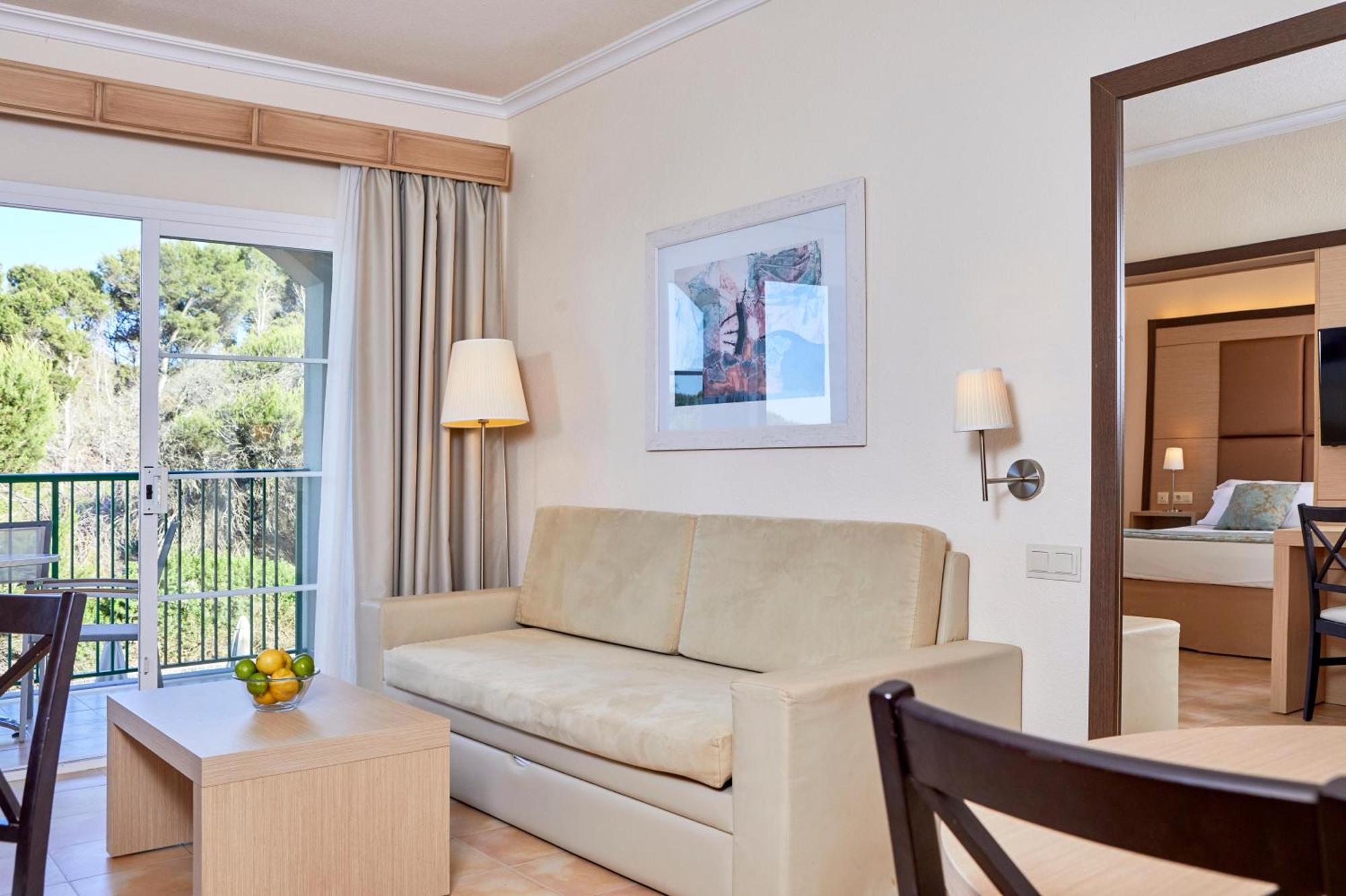 One-Bedroom Suite with Side Sea View