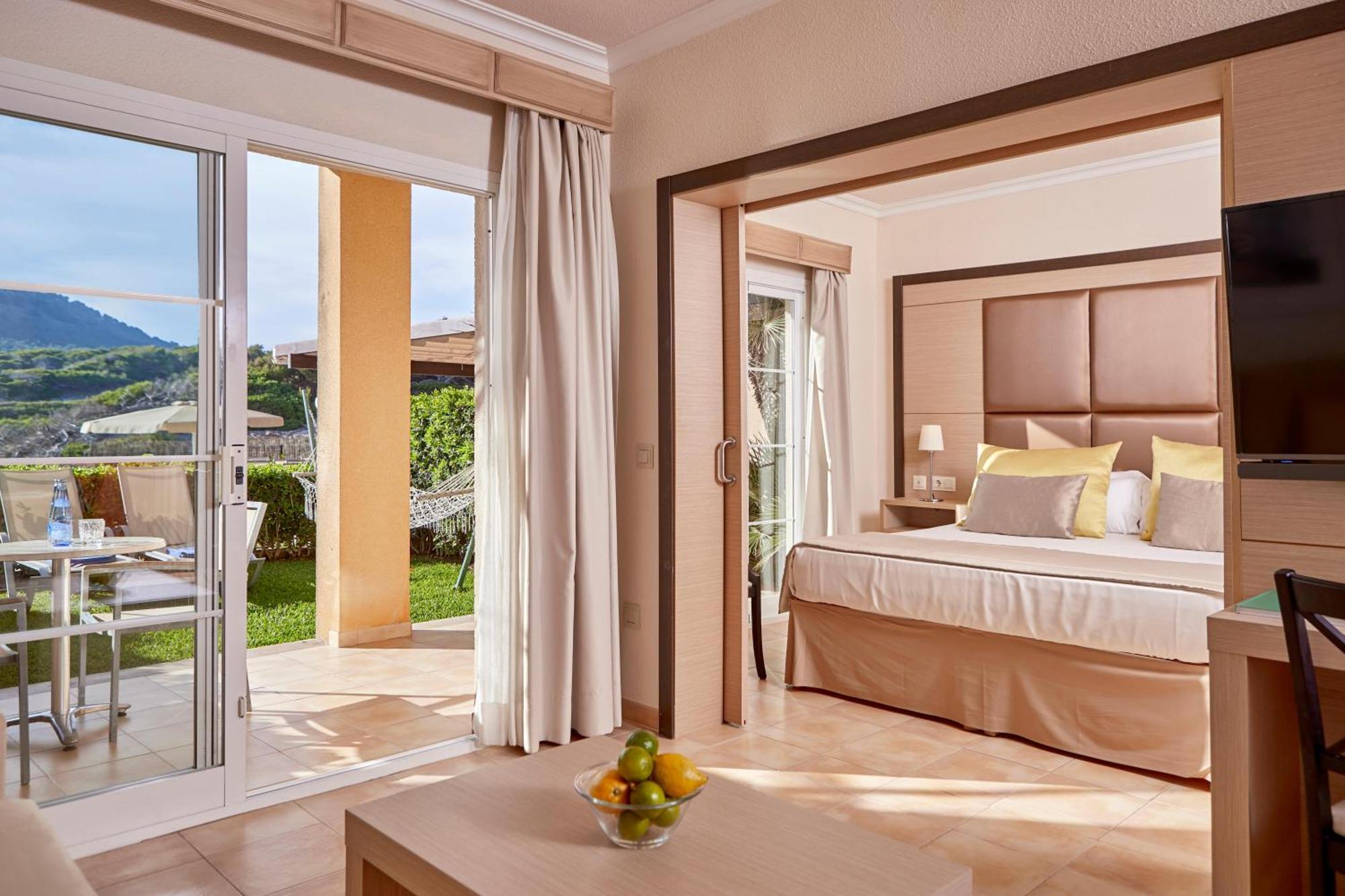 One-Bedroom Swim up Suite