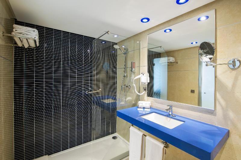 Superior Twin Room with Balcony (2 adults + 1 child)