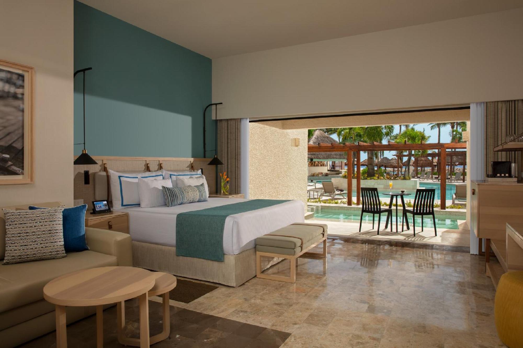 Preferred Club Family Room Swim Out (FMDSO)