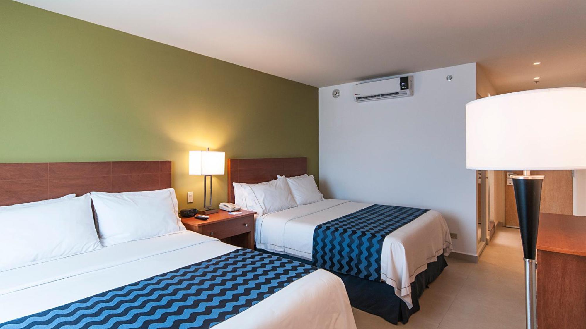 Standard Queen Room with Two Queen Beds and Sea View