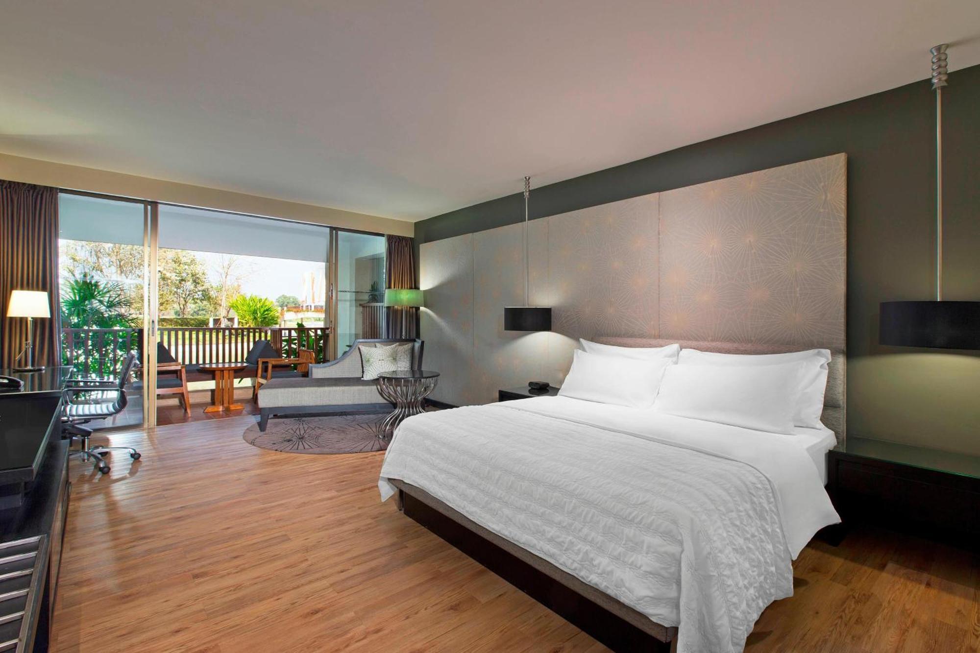 Deluxe River View, Guest room, 1 King, River view, Balcony