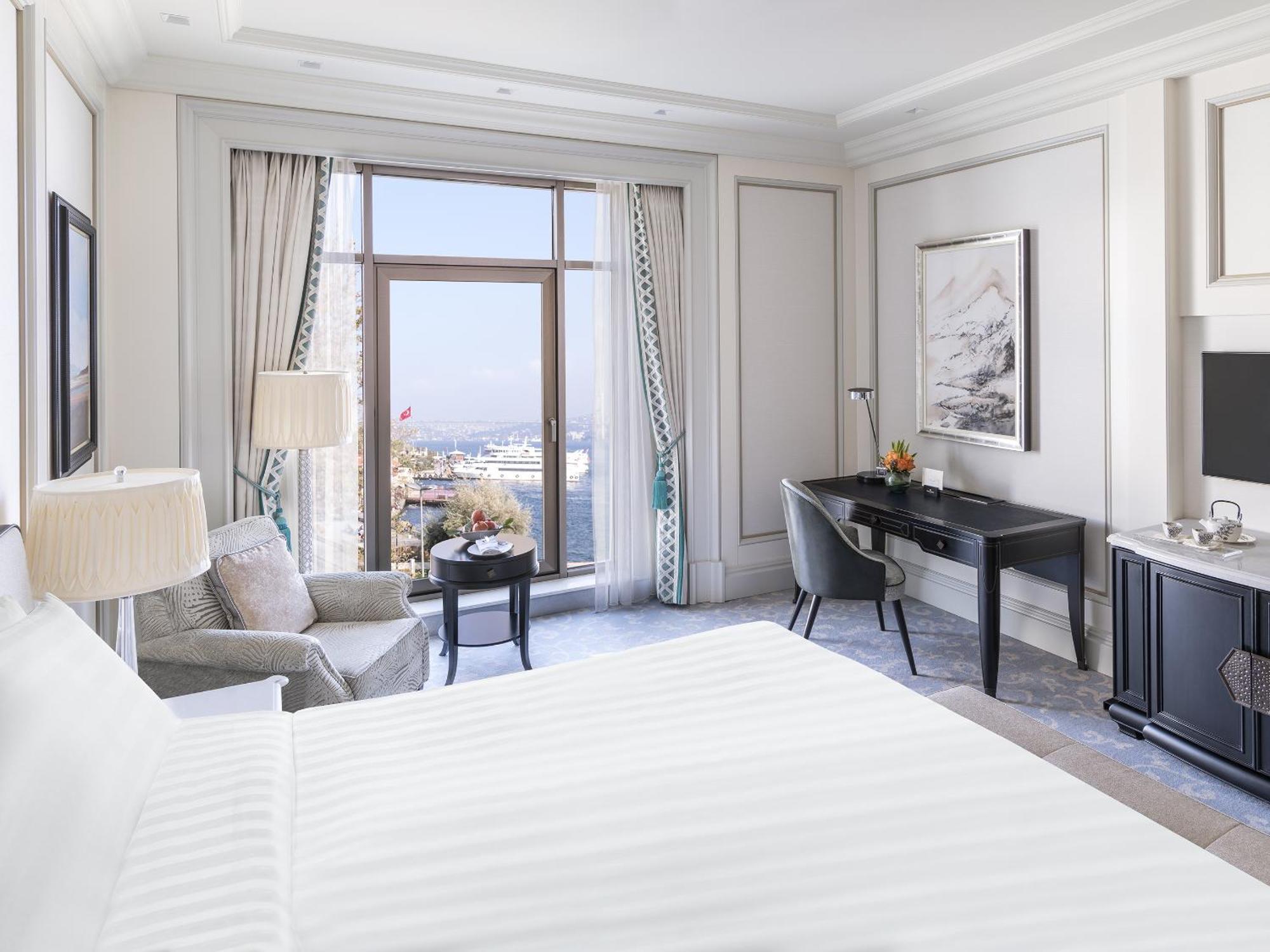 Horizon Bosphorus King room with exclusive Horizon privileges