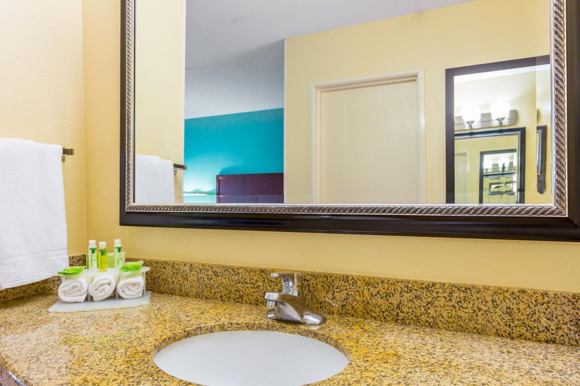 King Room - Mobility Access/Roll in Shower - Non-Smoking