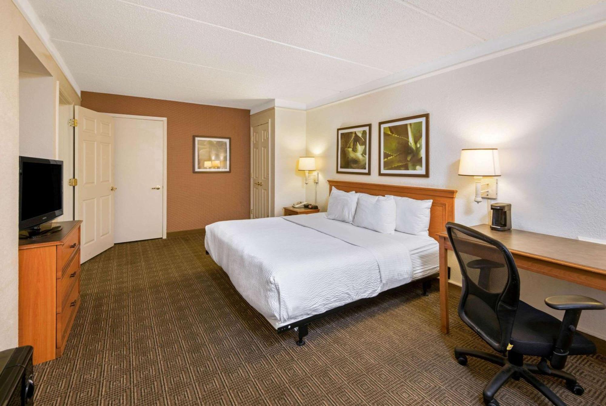 King Room with Roll-In Shower - Mobility/Hearing Accessible - Non-Smoking