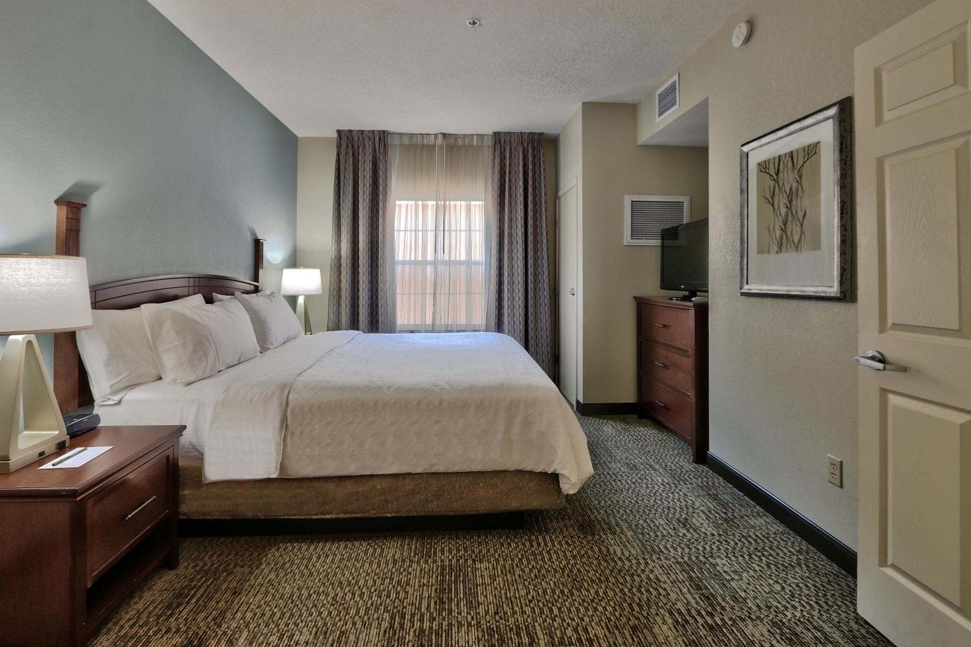 One-Bedroom King Suite - Communications Accessible with Tub