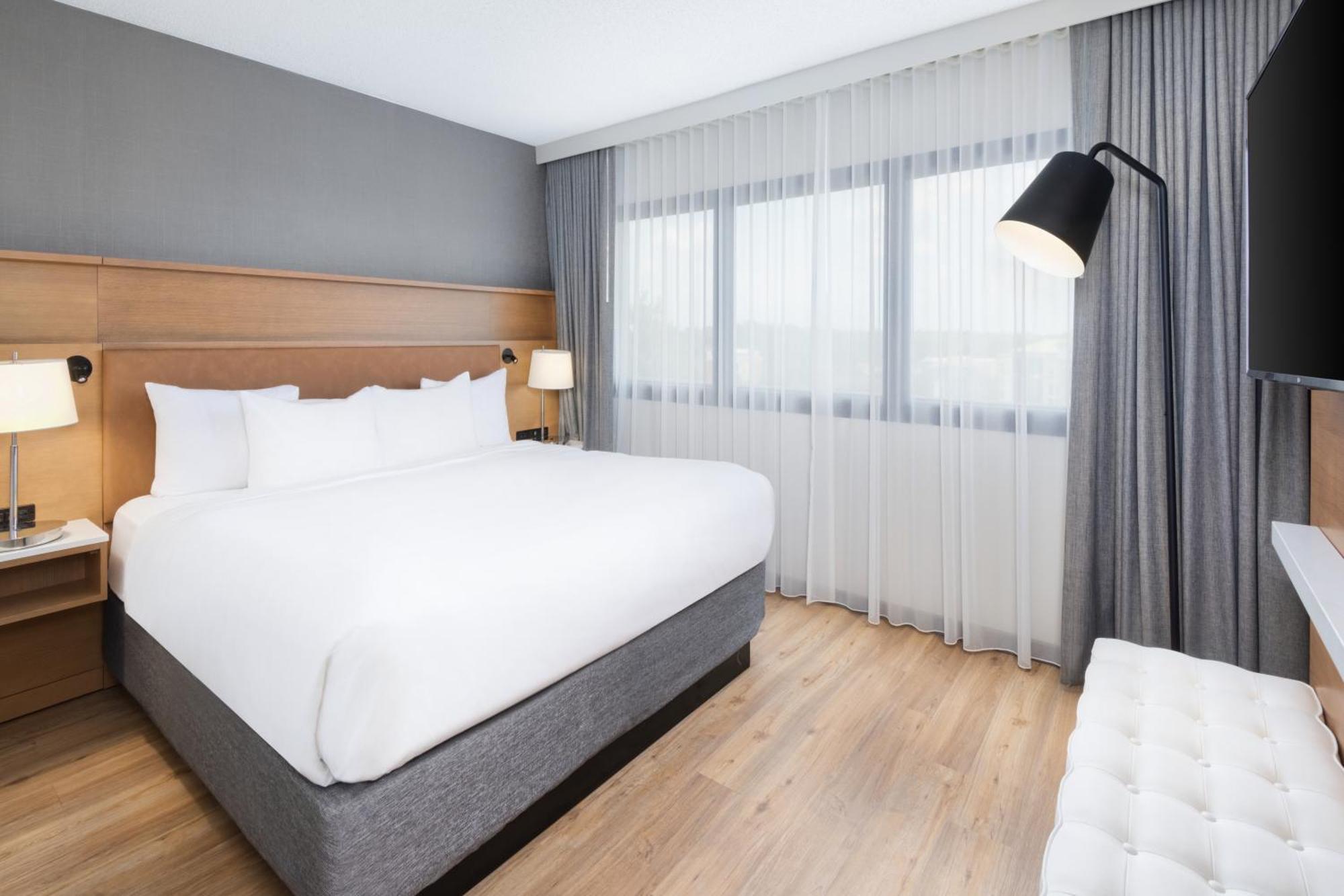 One-Bedroom King Suite - Non-Smoking