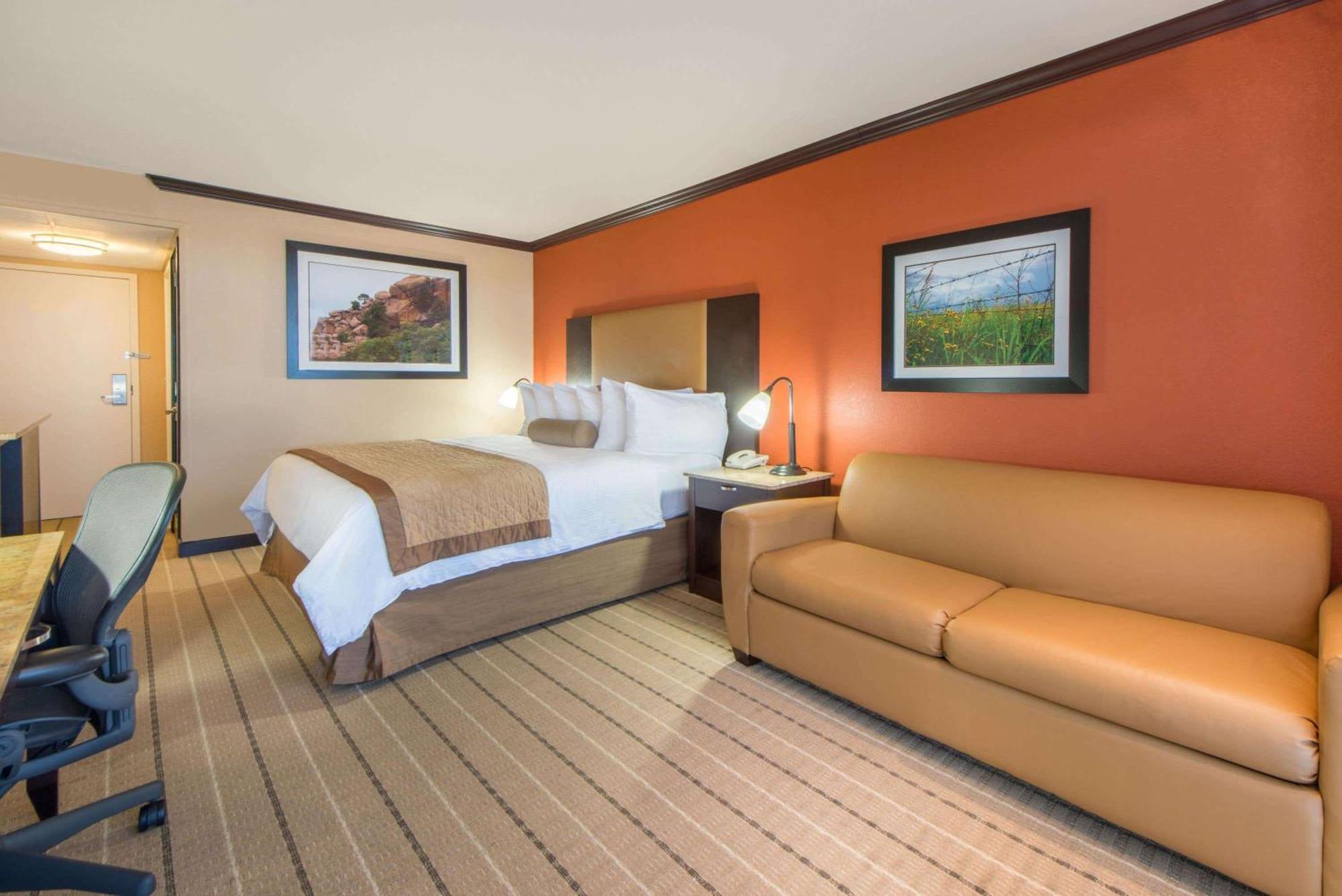 King Room with Bath Tub - Mobility Accessible/Non-Smoking
