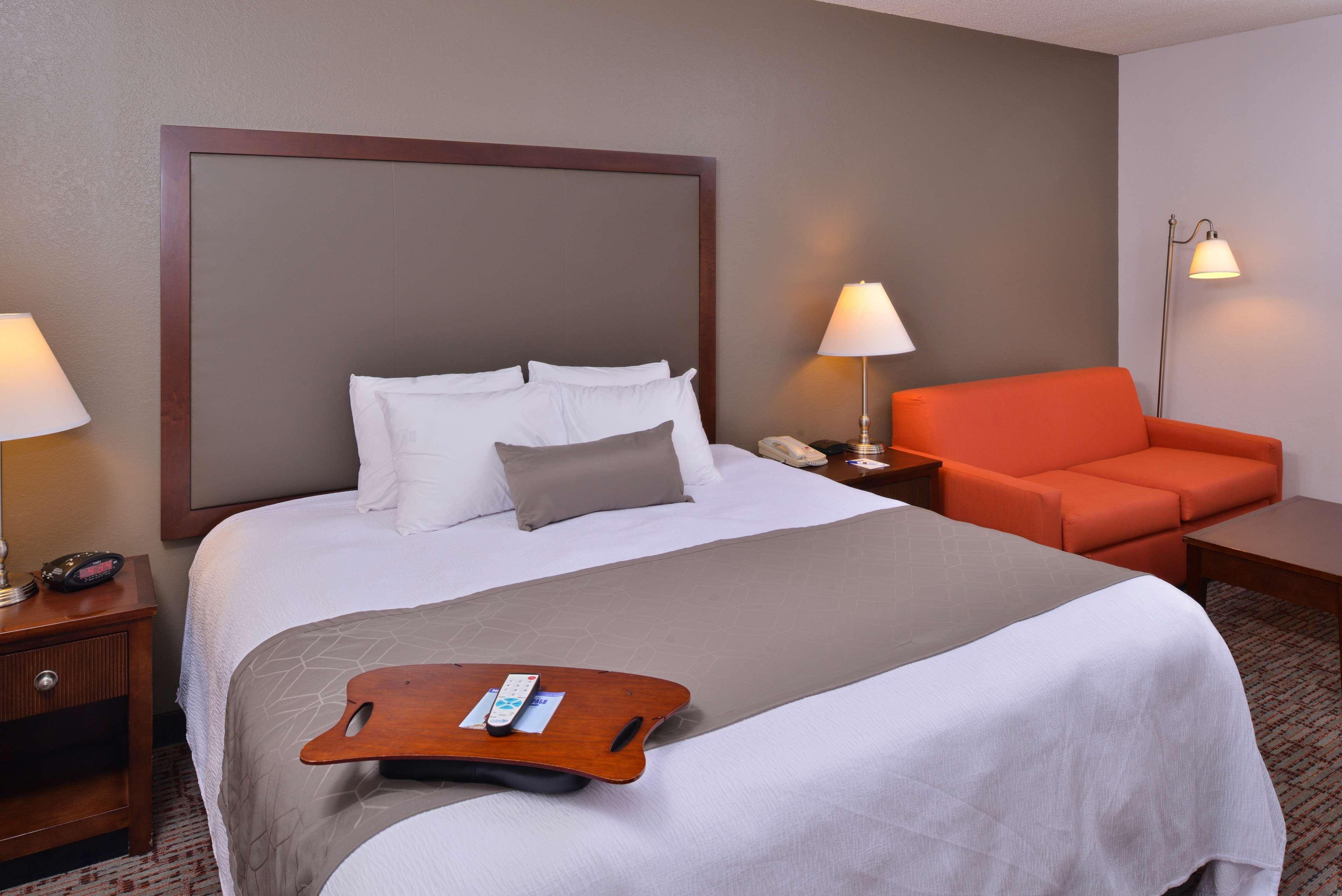 One-Bedroom King Suite with Spa Bath - Non-Smoking