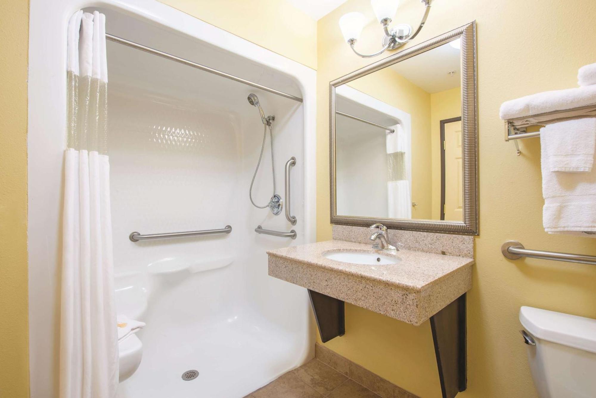 King Room with Roll-In Shower - Accessible/Non-Smoking