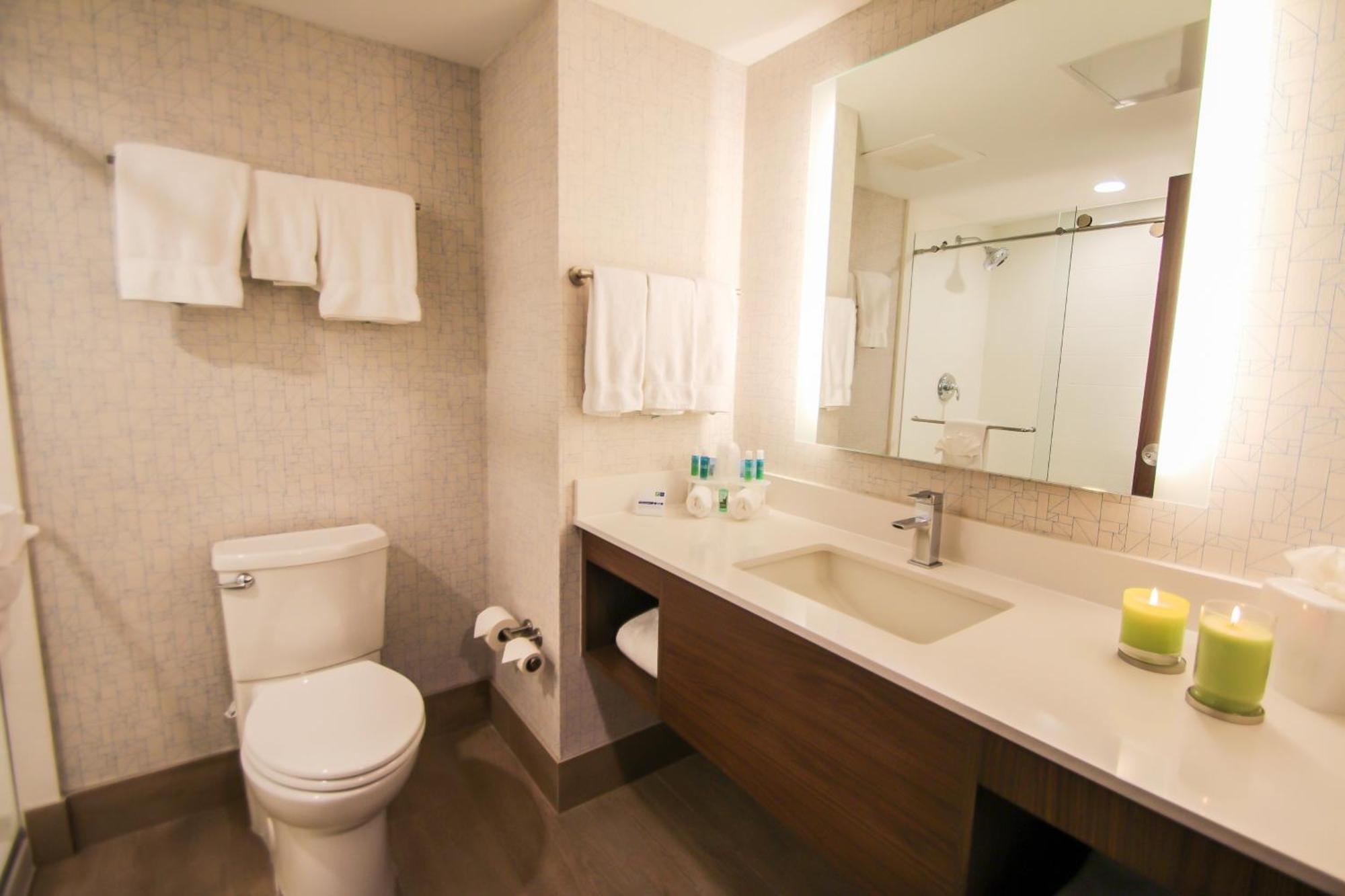 King Suite with Pool View