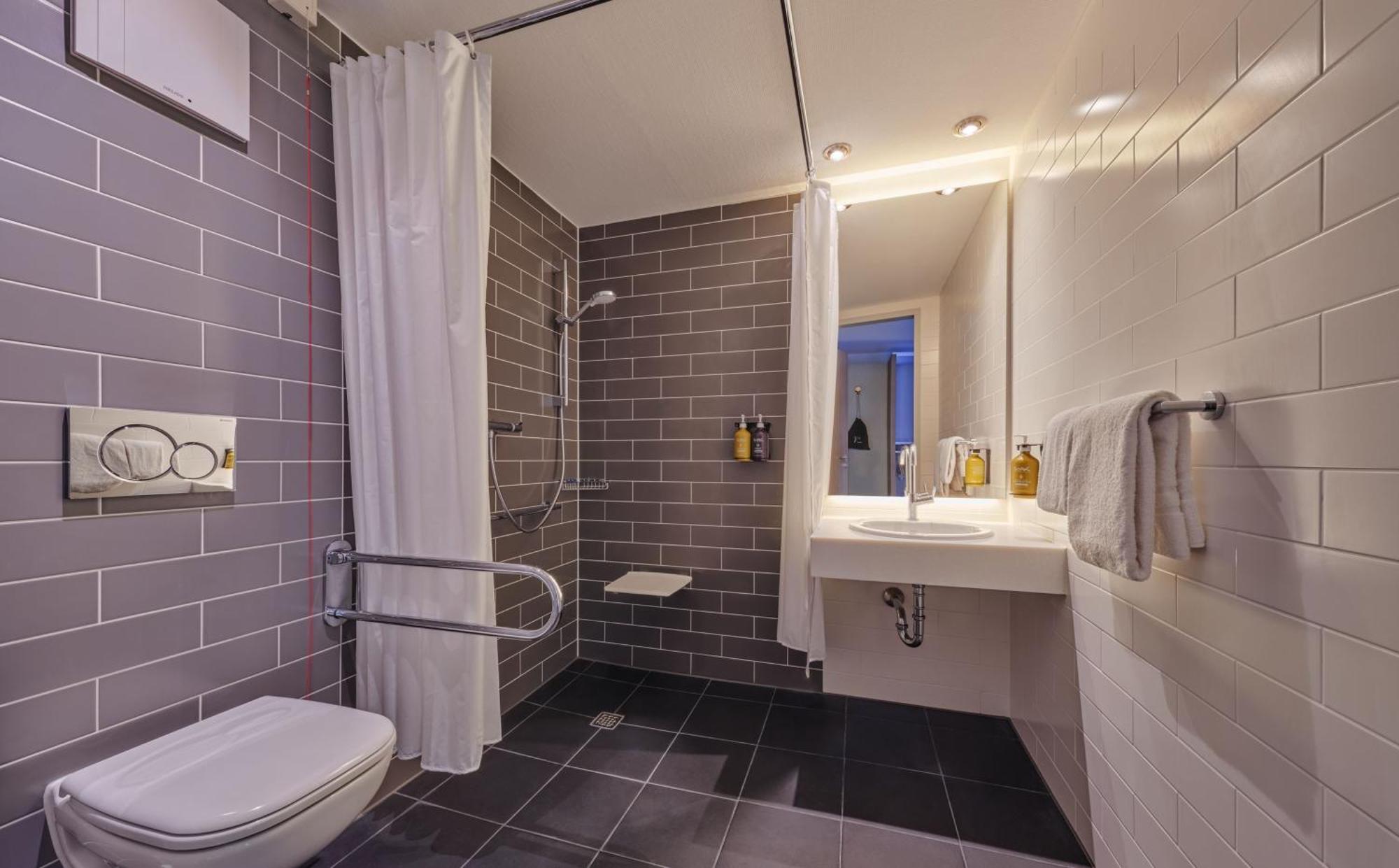 Standard Queen Room - Accessible