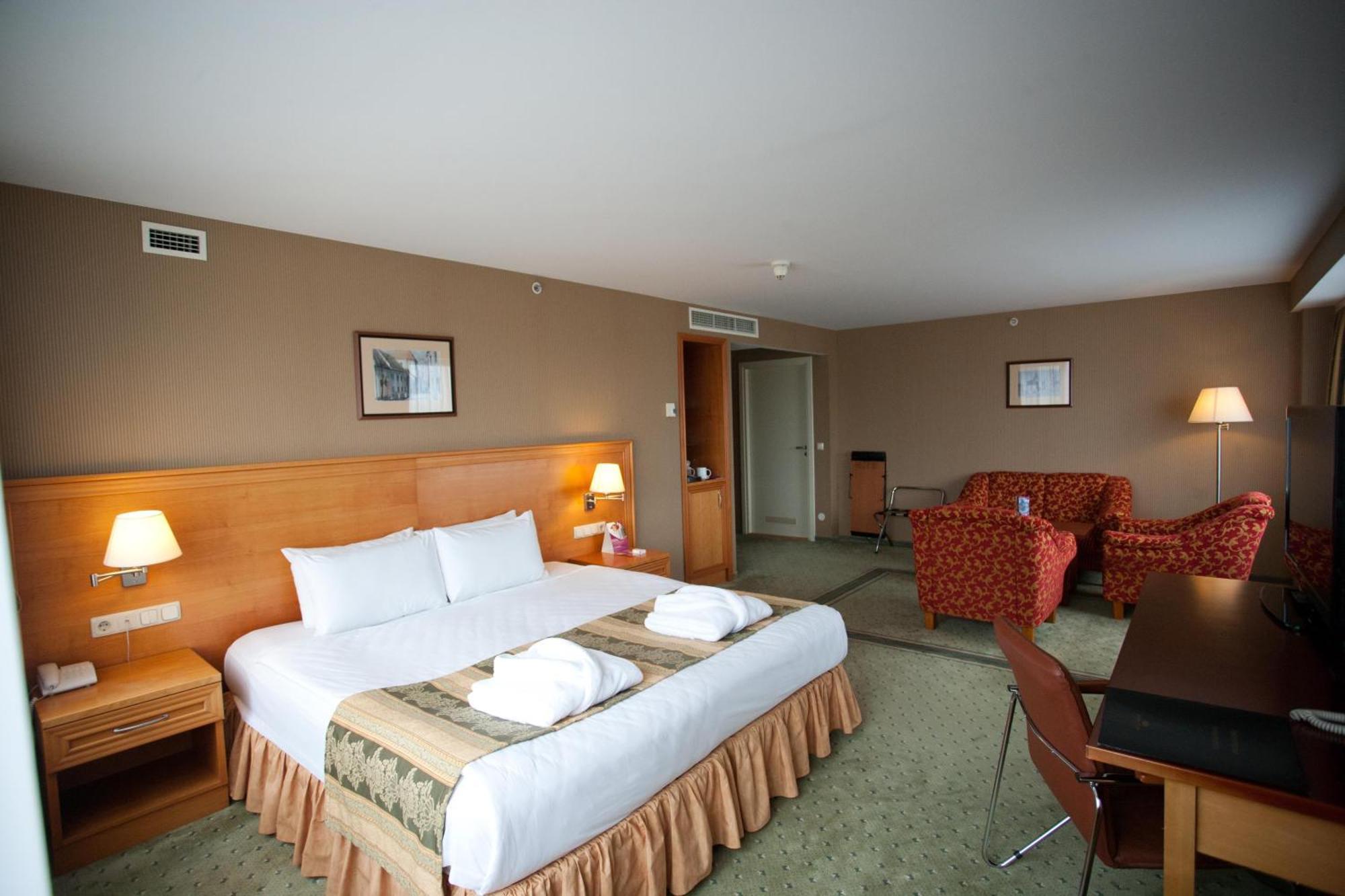 Double Room - Mobility Accessible Tub - Non-Smoking