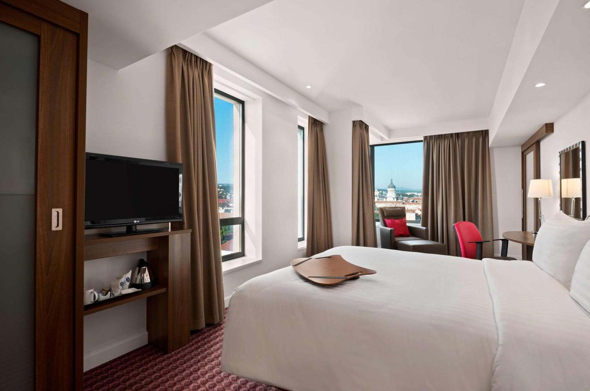 Premium Queen Room with View - Non-Smoking