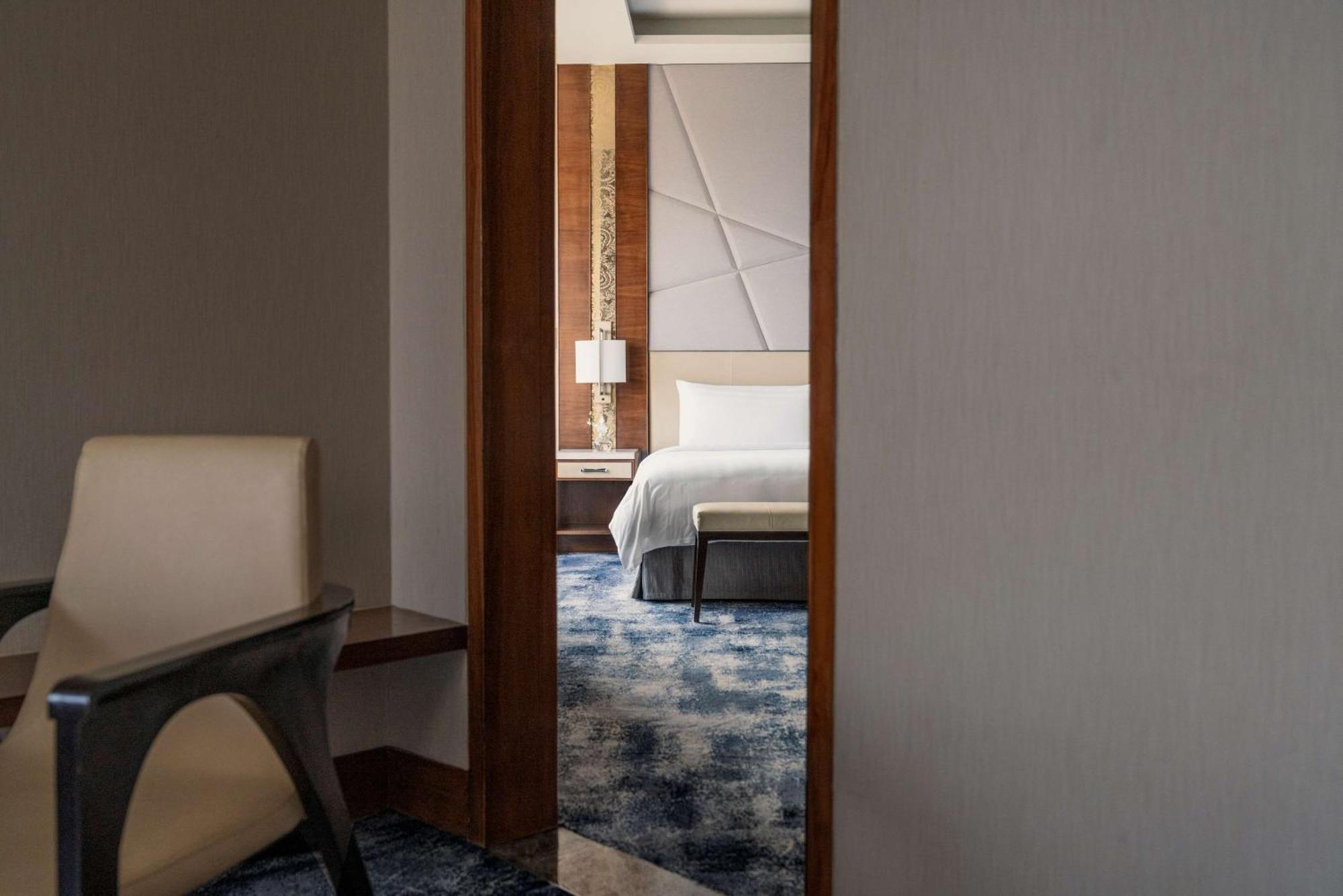 Executive Suite - 10% discount on Food & Soft Beverages & Laundry - Evening cocktails and canapés at the Horizon Club Lounge from 6pm – 8pm