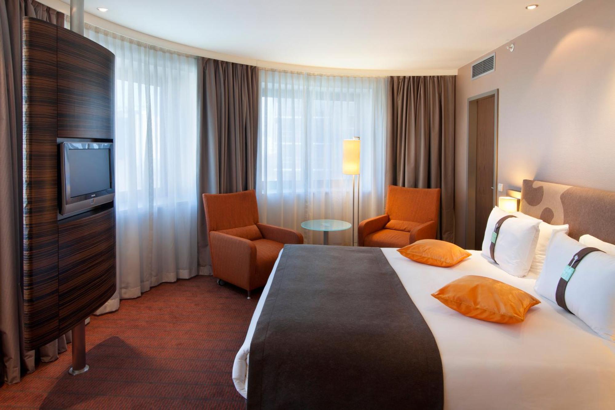 King Suite with City View - Smoking