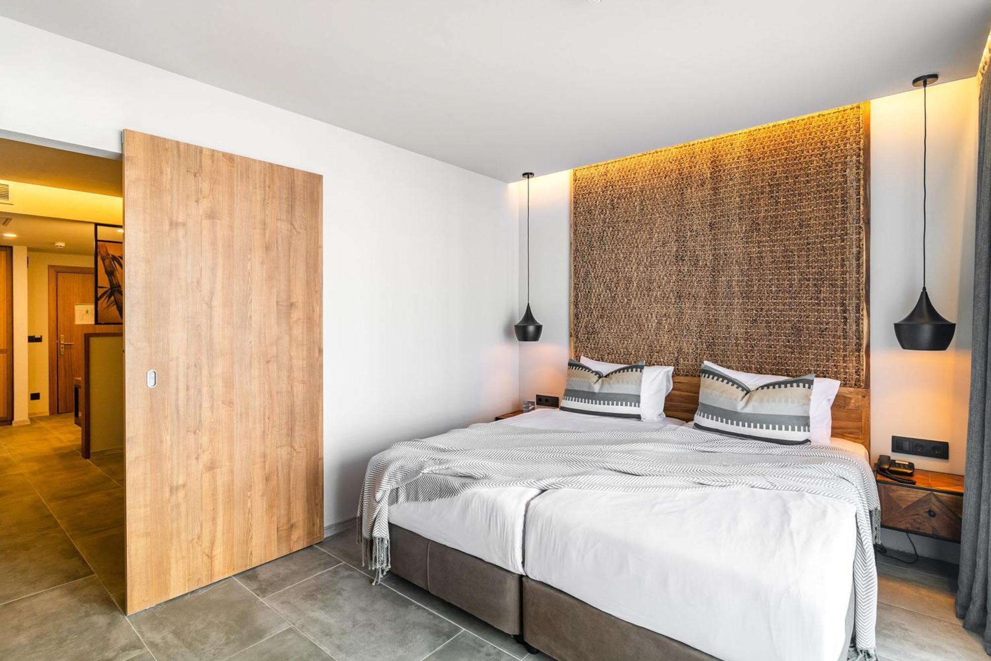 Family Room with Side Sea view (4 People)– Free Private Beach & Aquapark Access