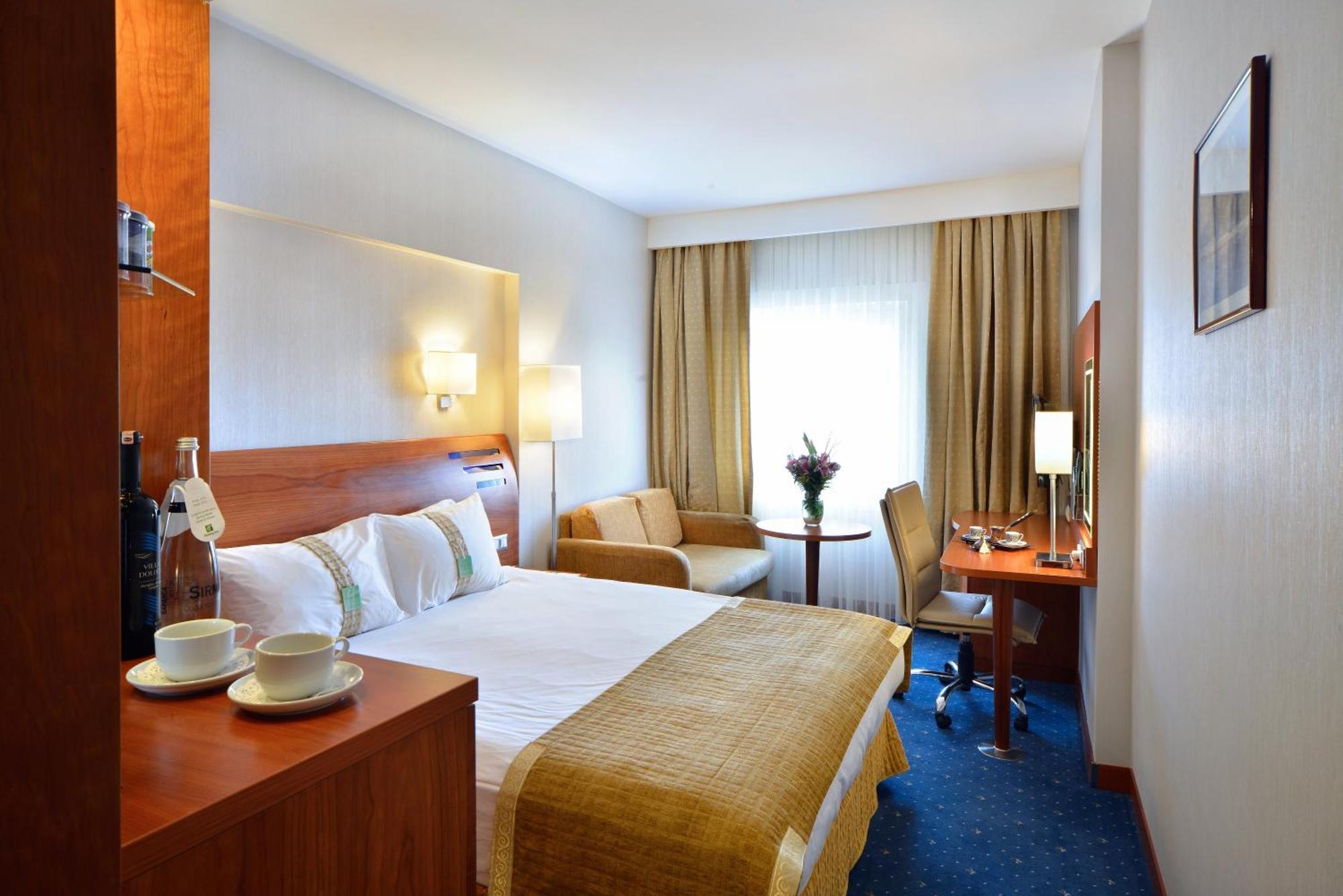 Standard Queen Room