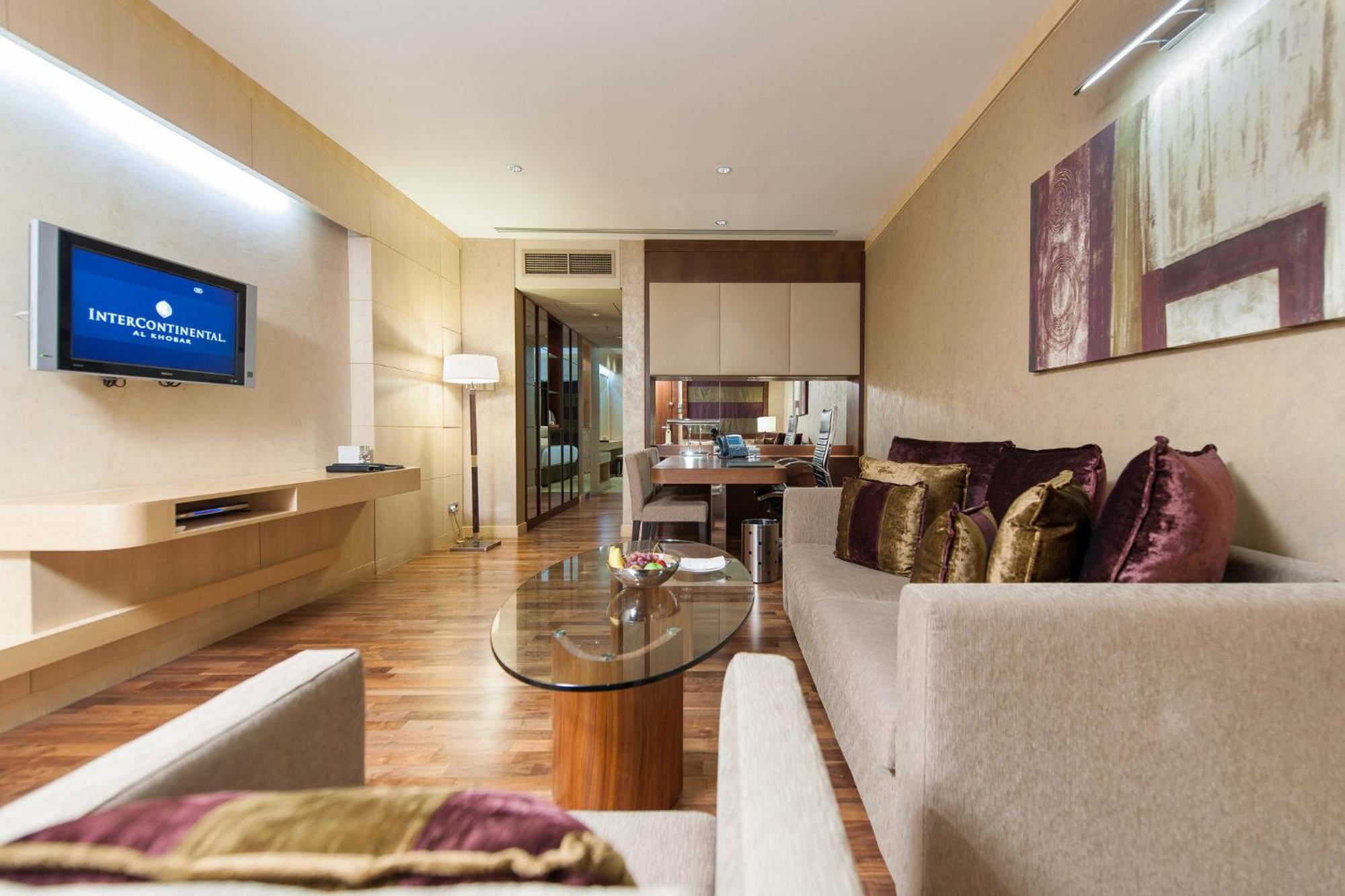One-Bedroom King Suite with Living and Study Area