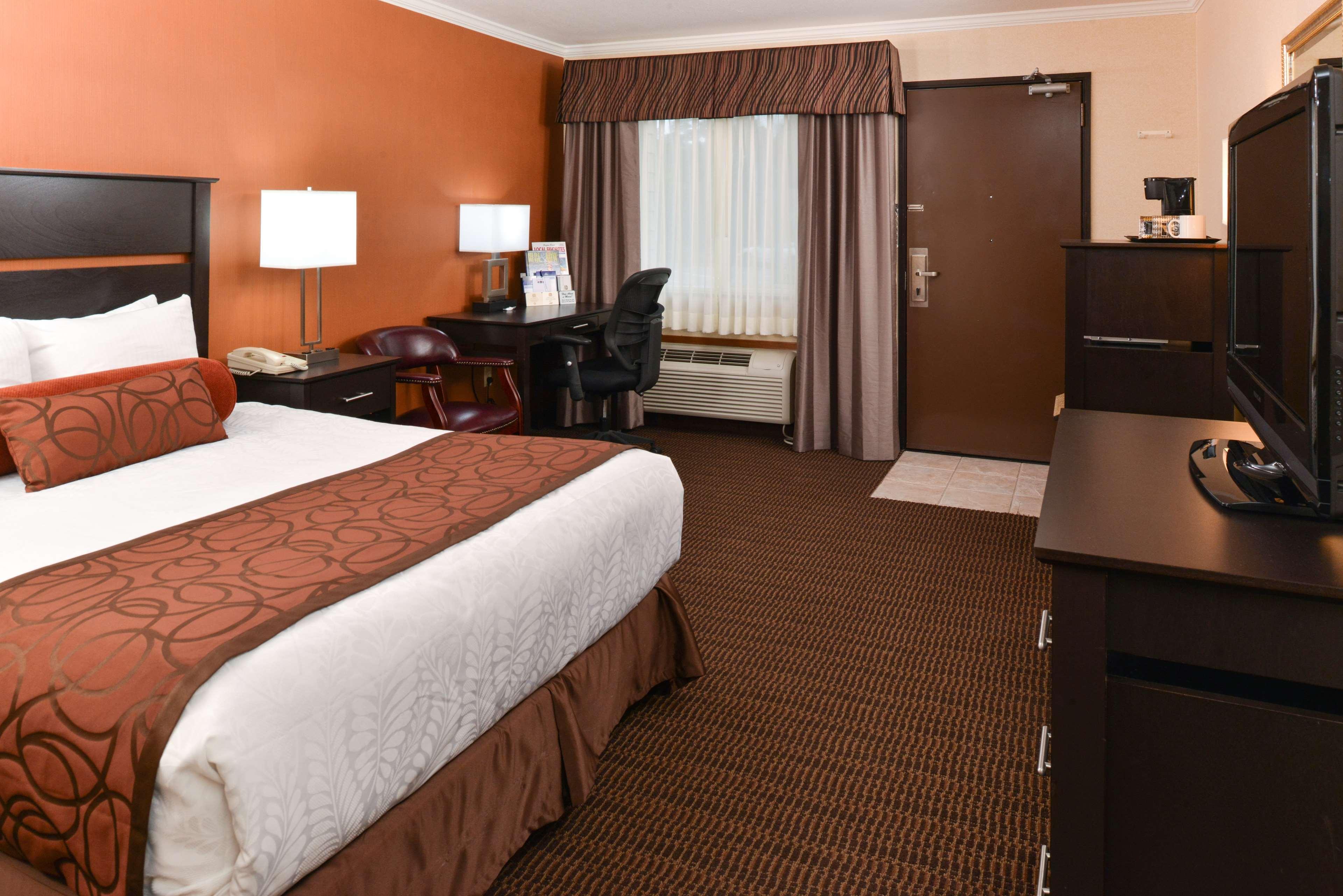 King Room with Balcony, Fireplace and Shower Only - Non-Smoking