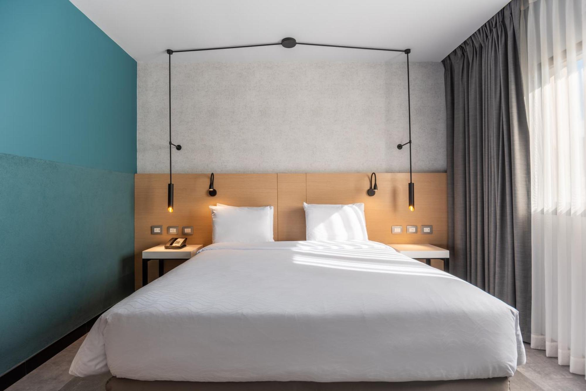 Standard Single Room with Queen Bed