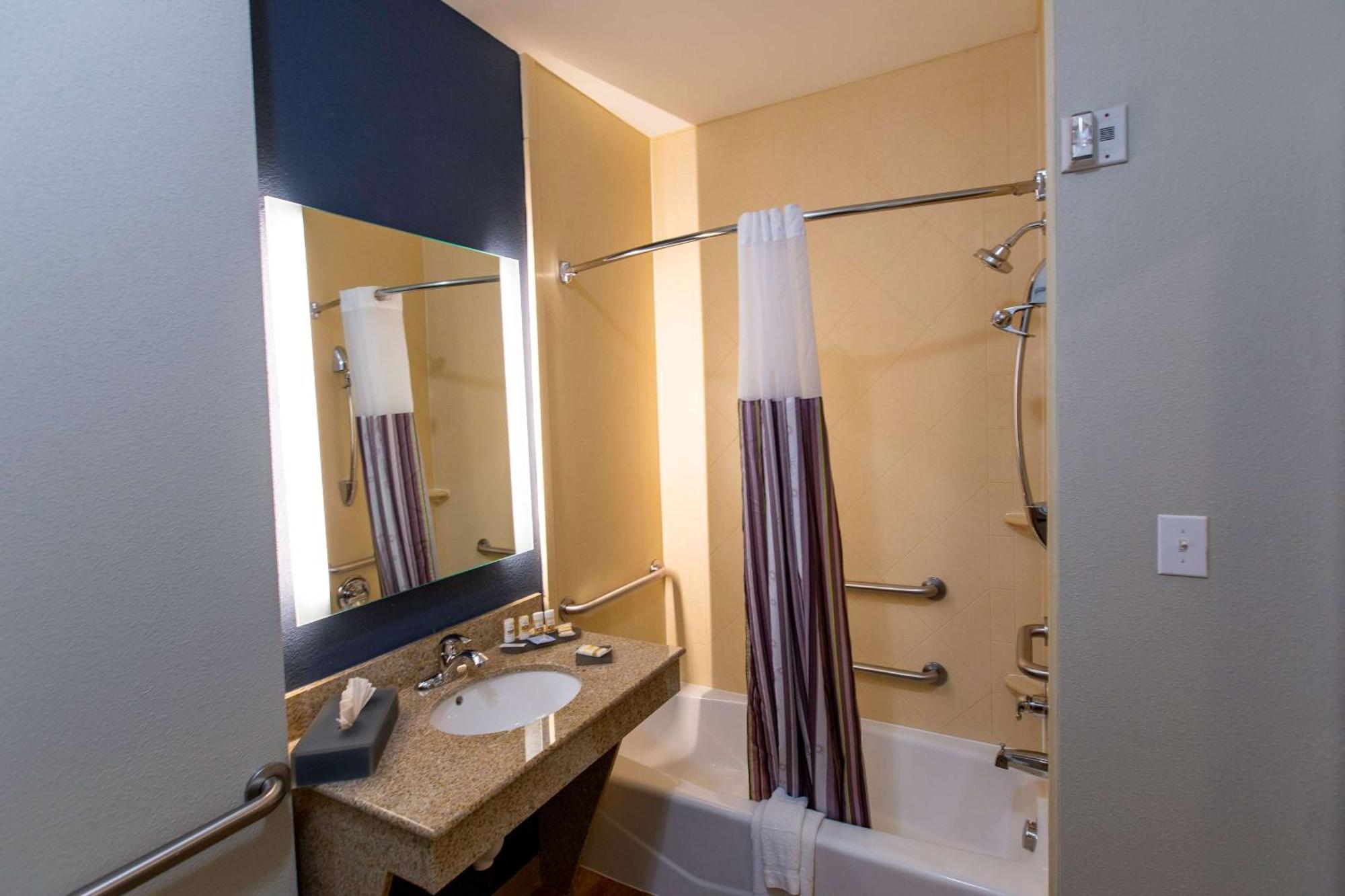 Double Room with Two Double Beds and Bath Tub - Mobility/Hearing Accessible - Non-Smoking