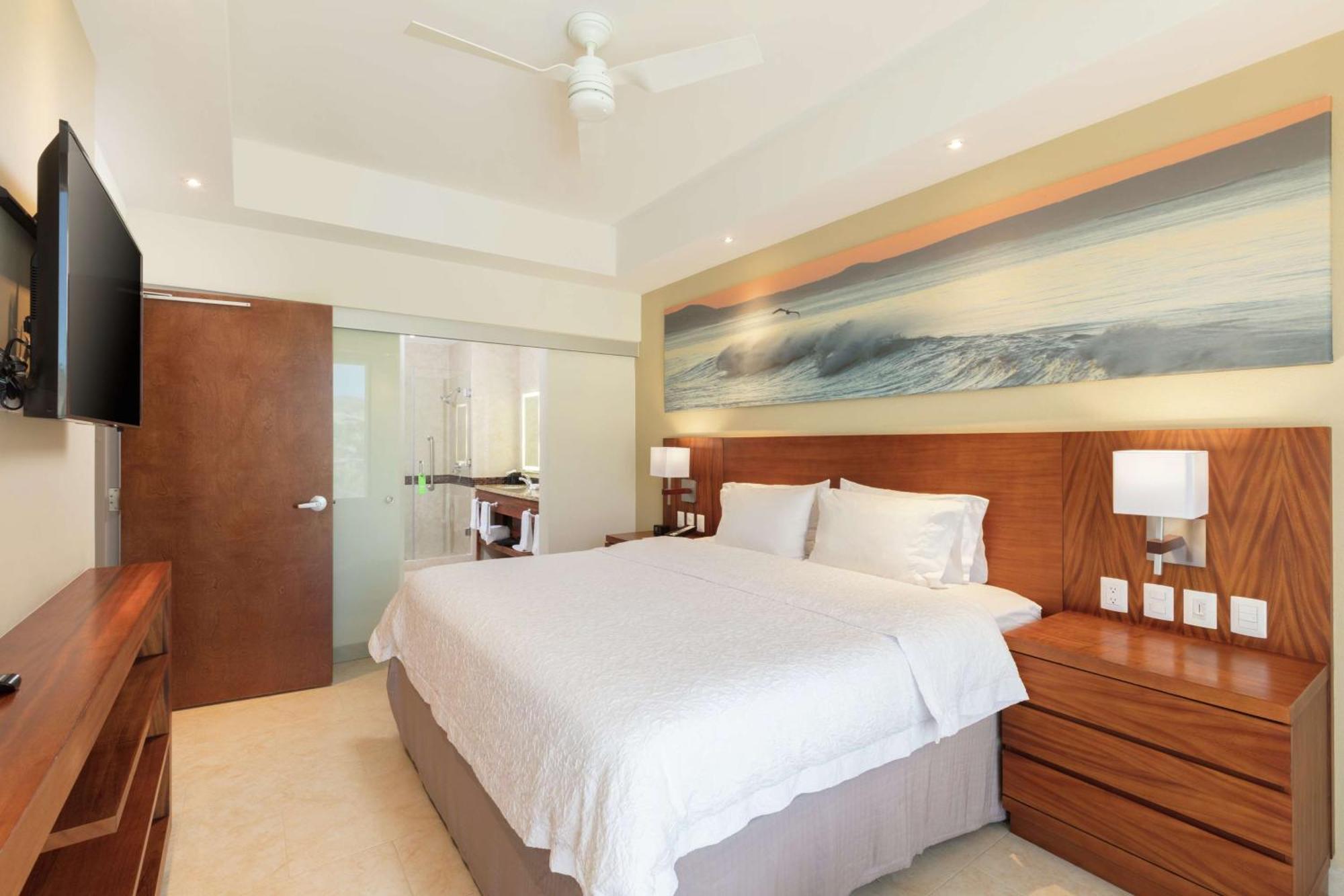 One-Bedroom King Suite with Kitchenette