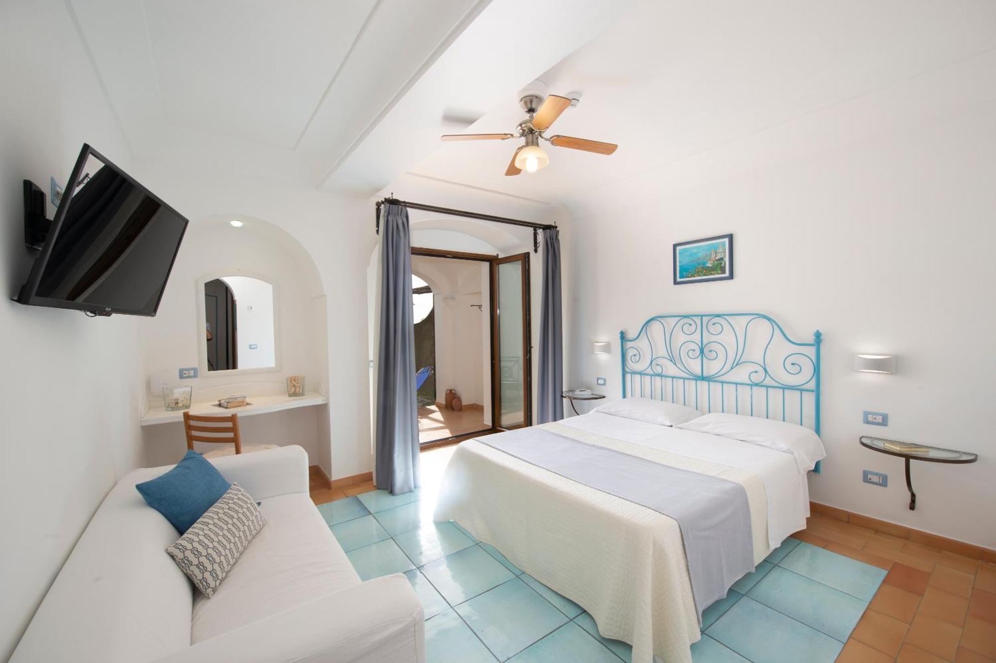 Deluxe Double Room with Patio and Sea View