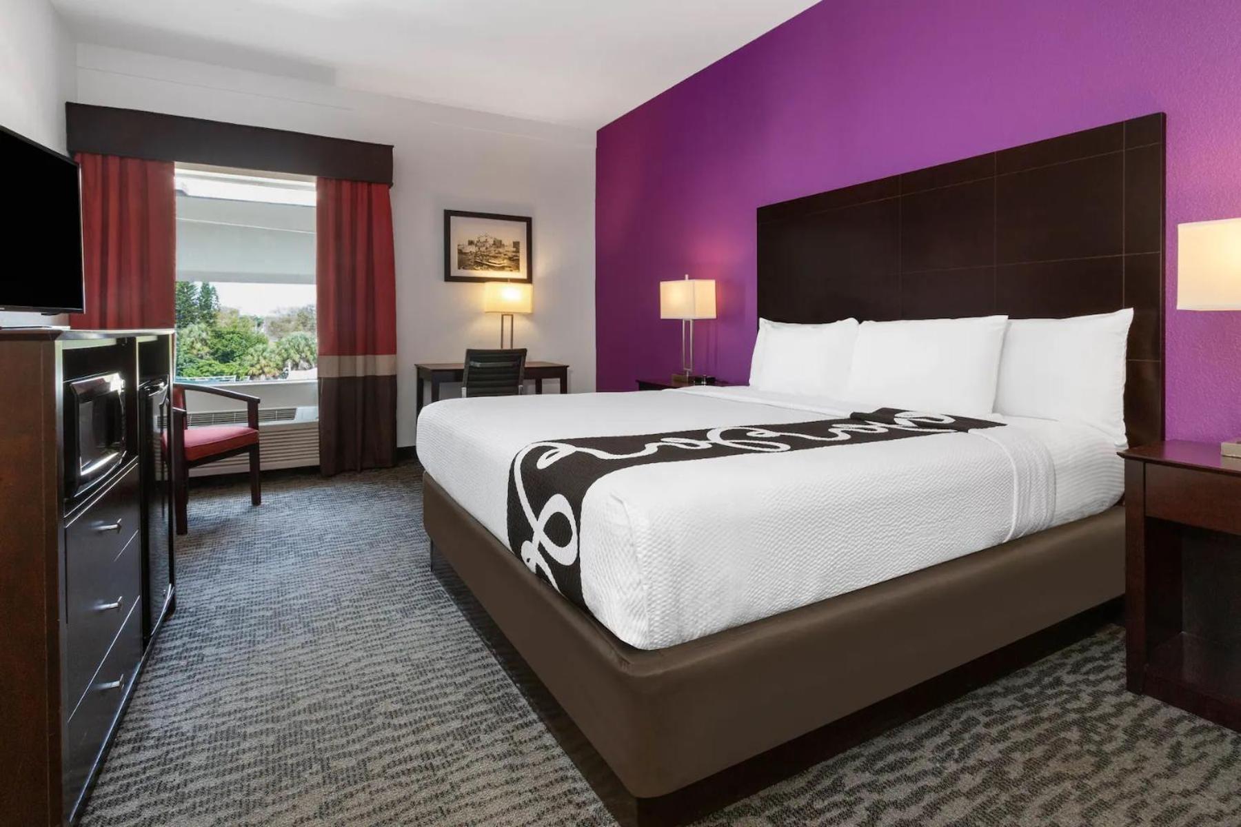King Room - Wet Bar/Non-Smoking