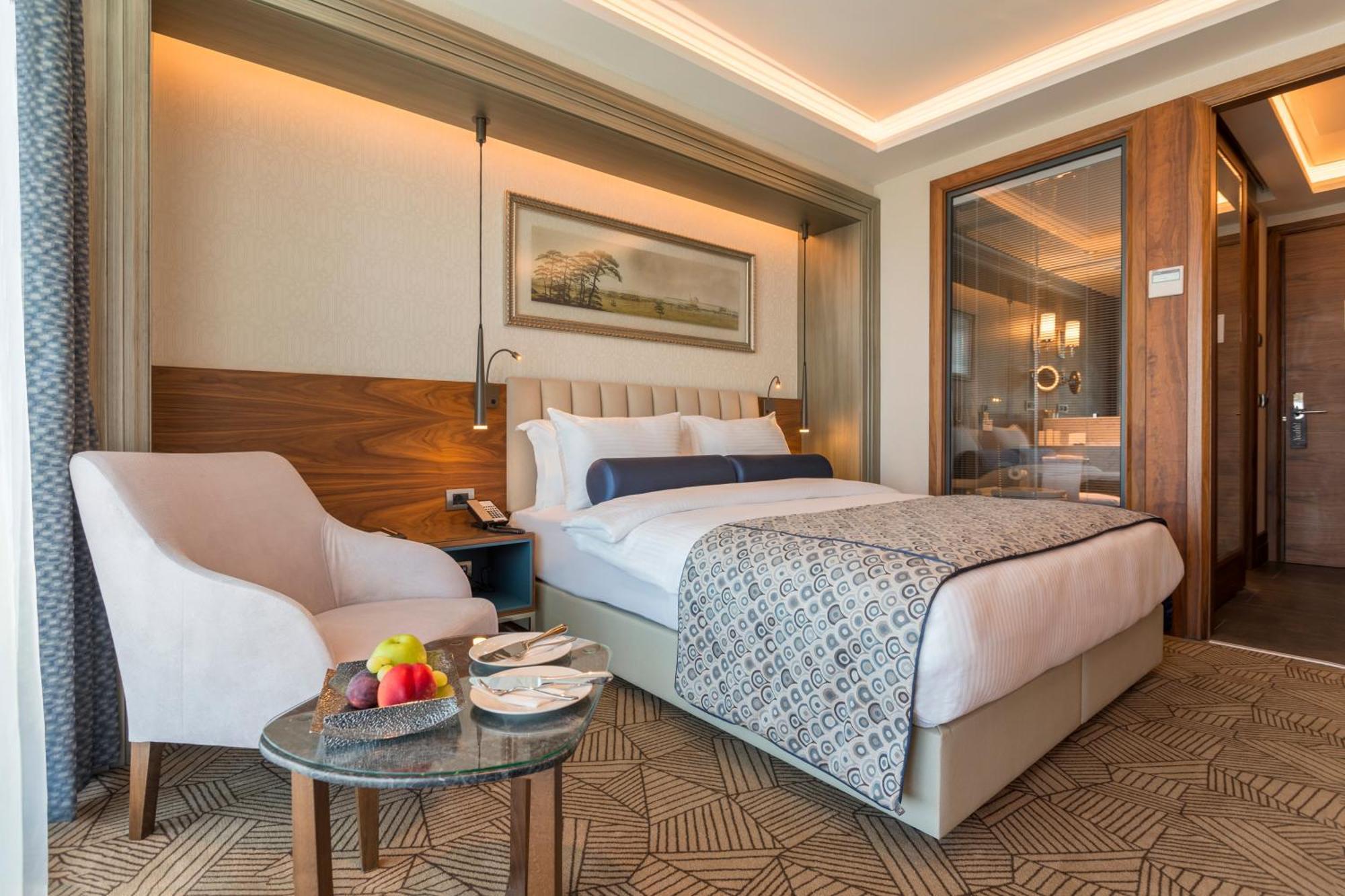 Executive Queen Room with City View