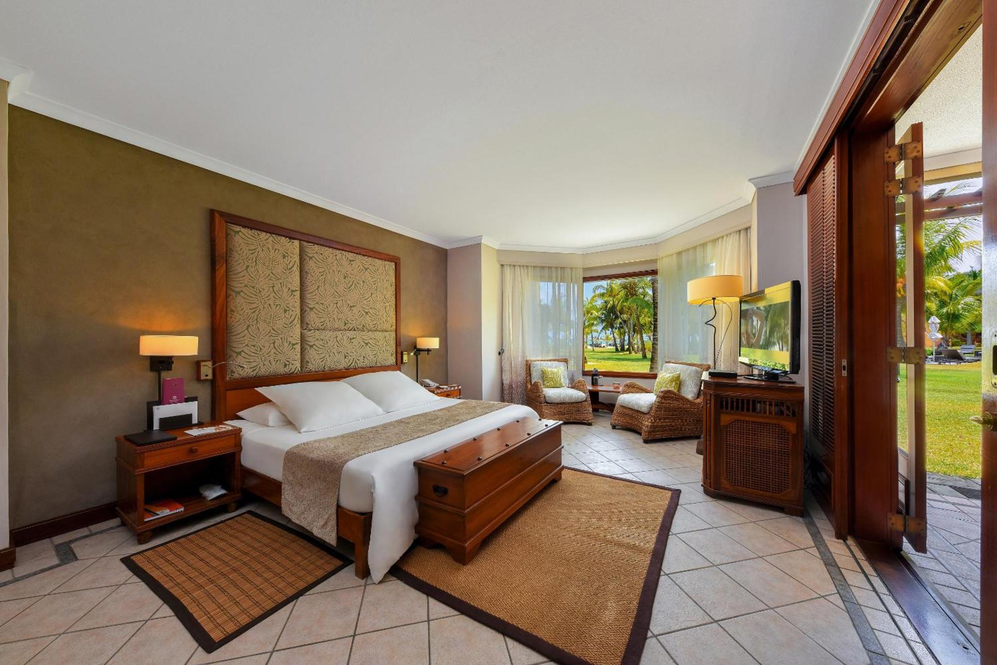 Junior Suite Beachfront (2 Adults + 2 children)