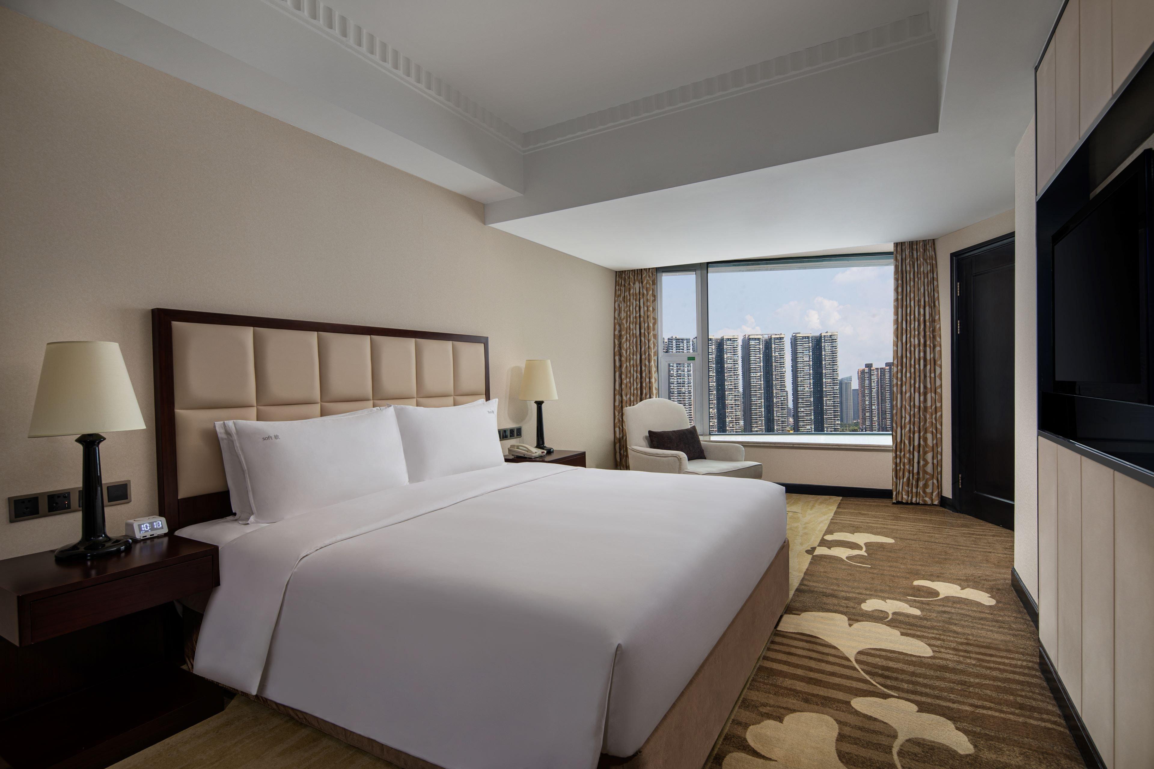 One-Bedroom King Suite with Dining Area - Lounge Access