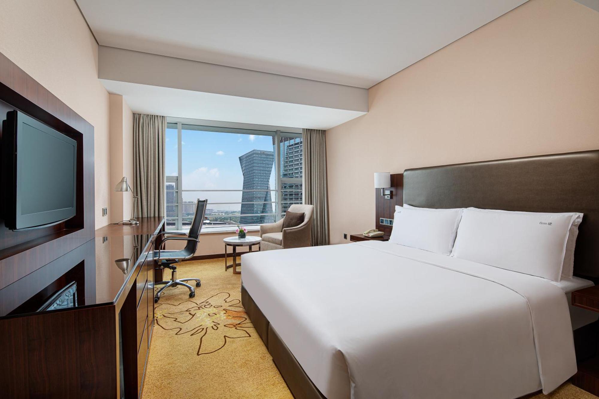 Standard King Room with Lounge Access