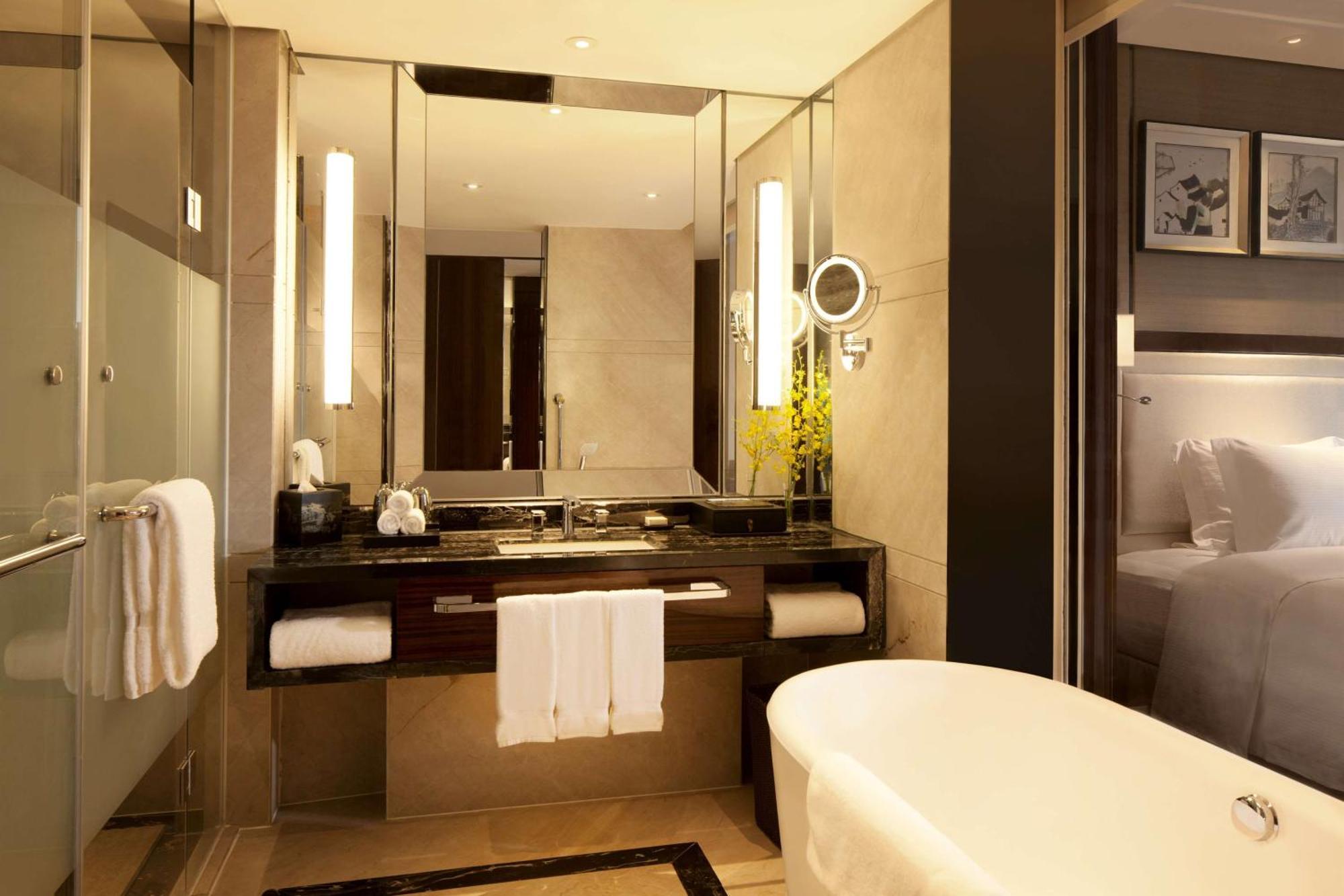 Deluxe King Room with City View