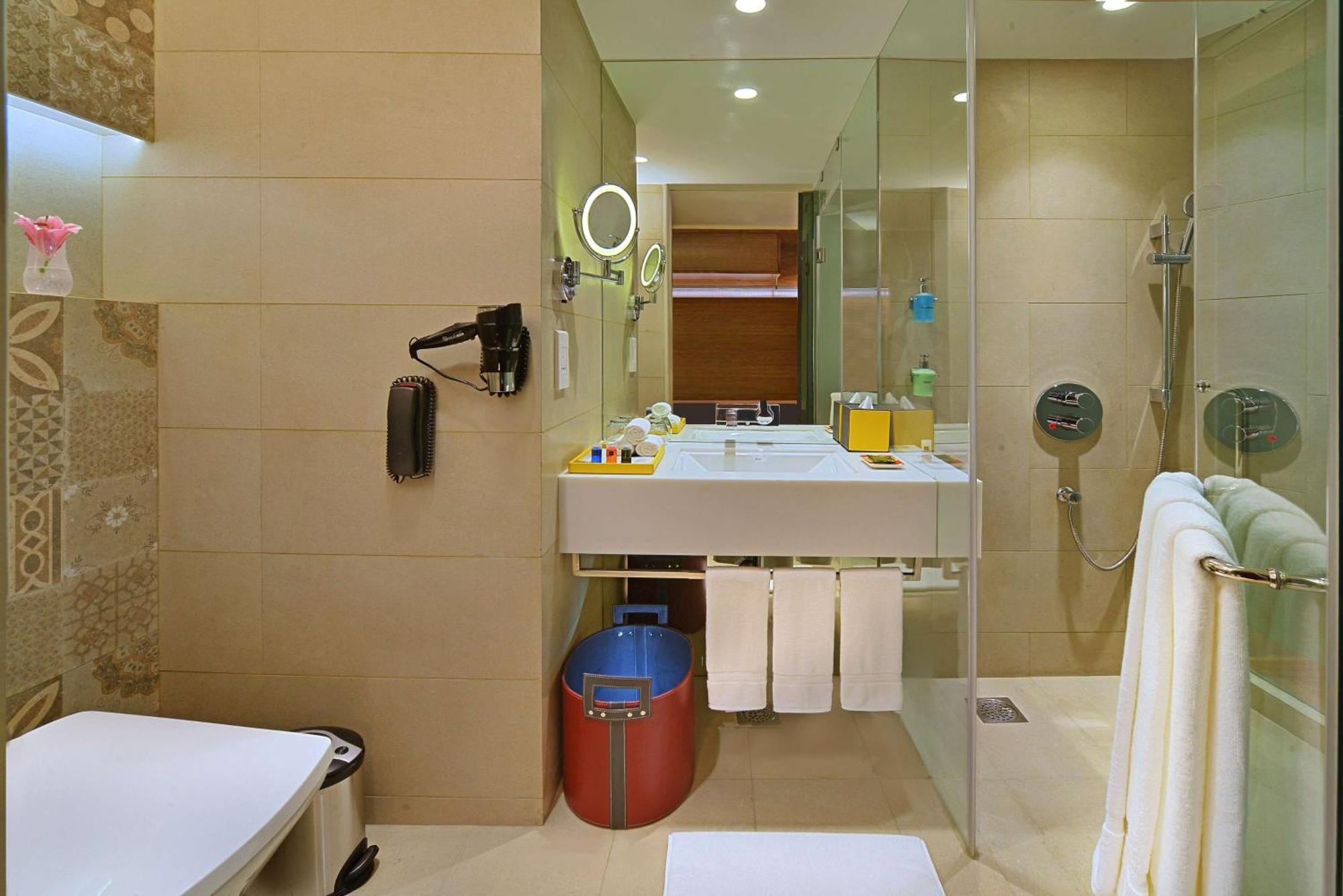 Business King Room - Lounge Access,Happy hours,50% Discount on F&B and Spa,2 Pieces of laundry per day