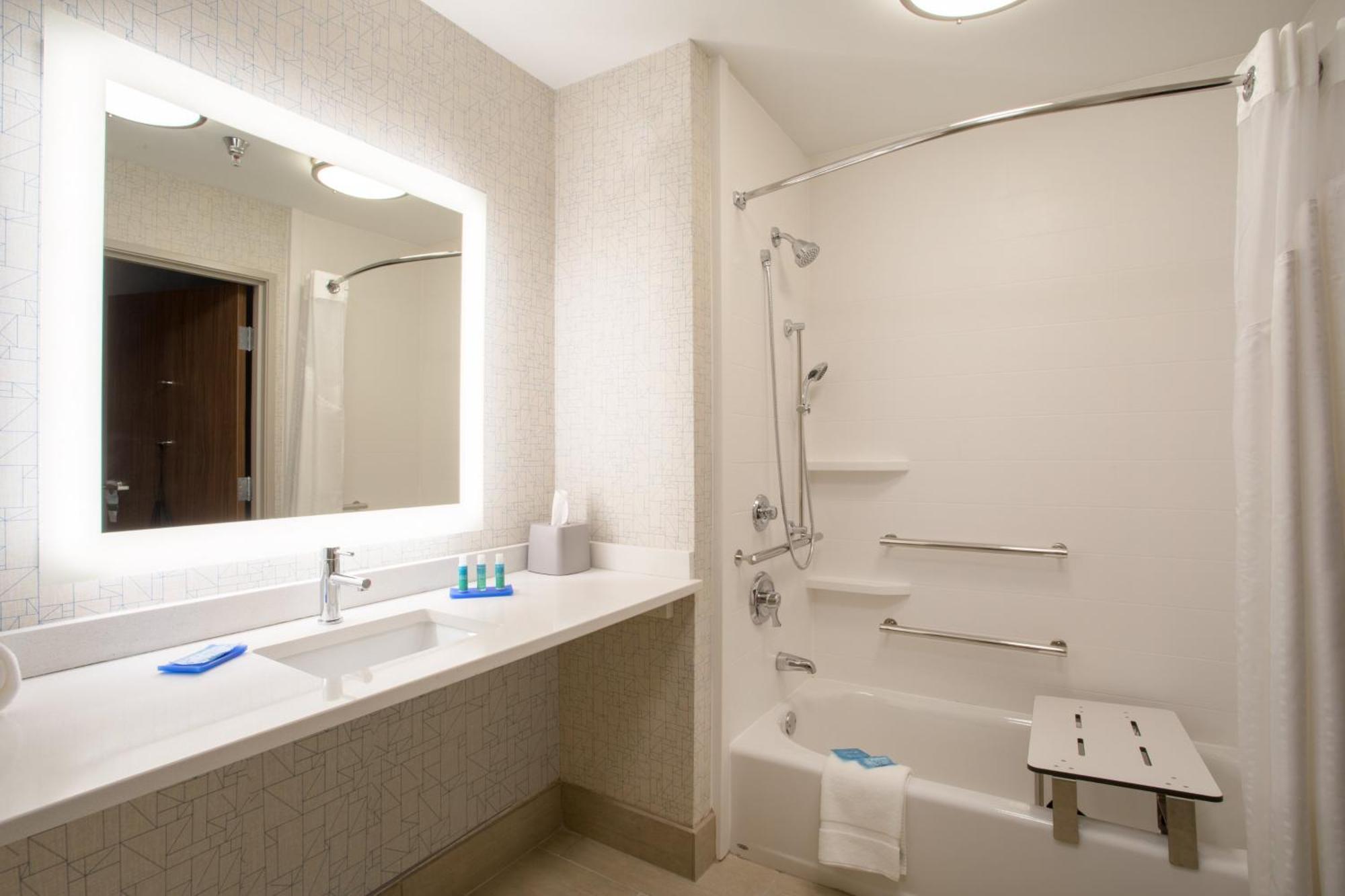 King Suite with Hearing Accessible Tub - Non-Smoking