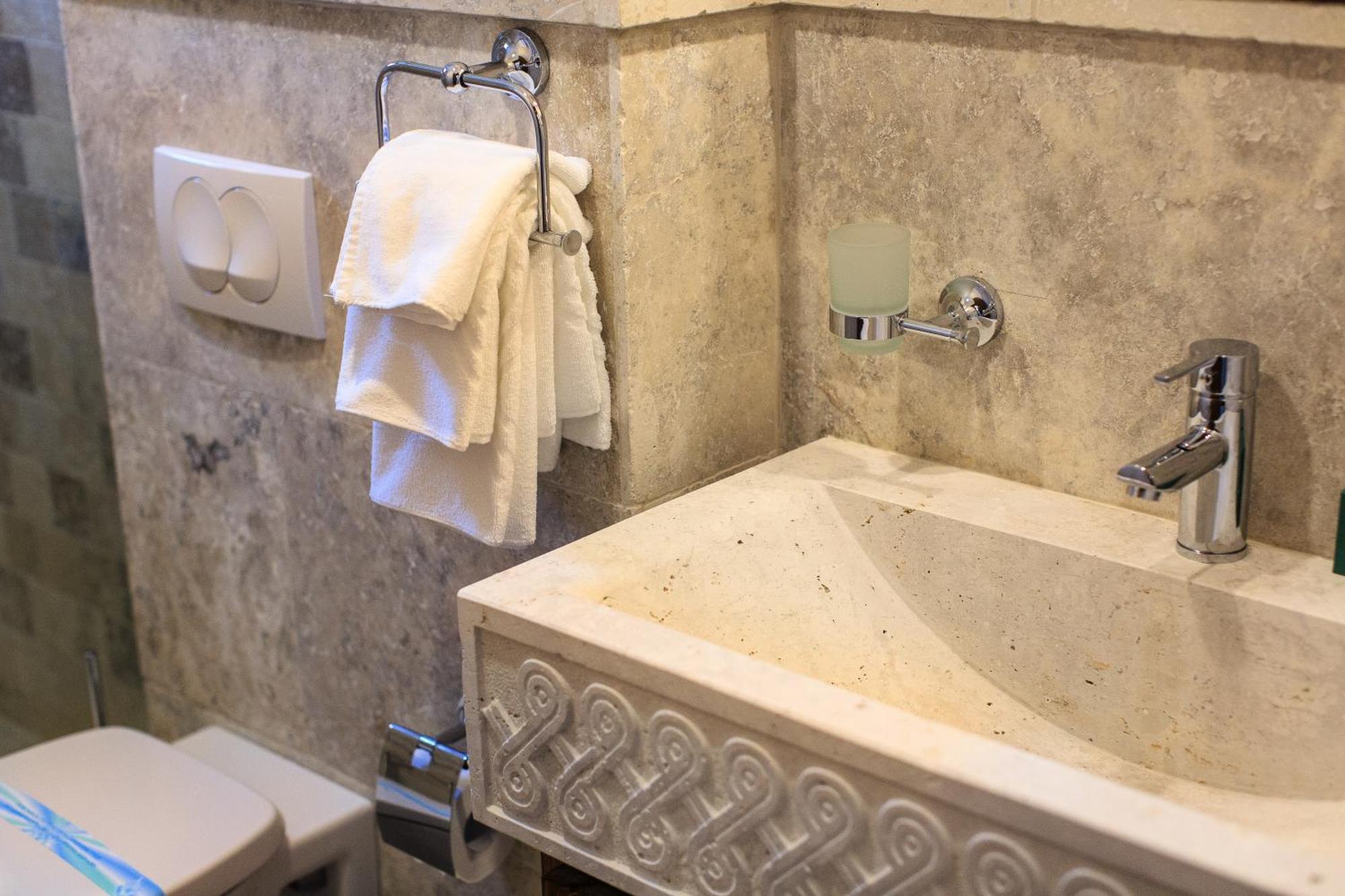 Queen Suite with Spa Bath
