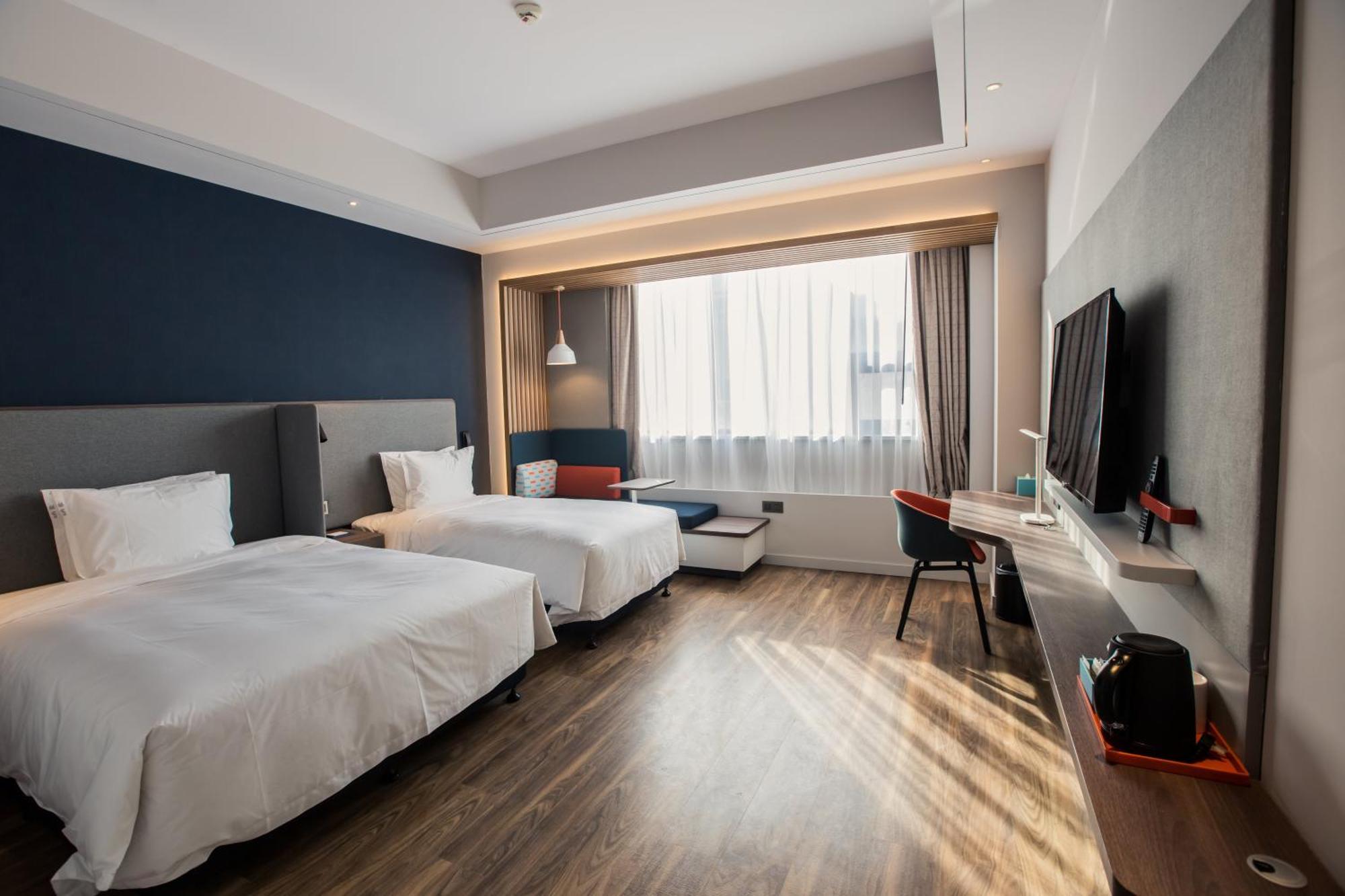 Standard Queen Room with Queen and Single Bed