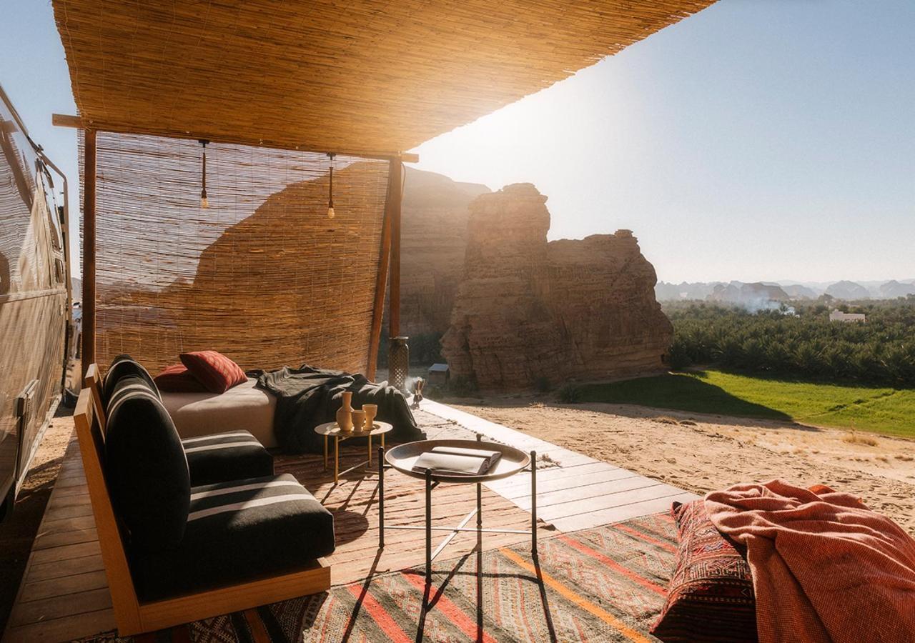 Oasis Caravan, Queen