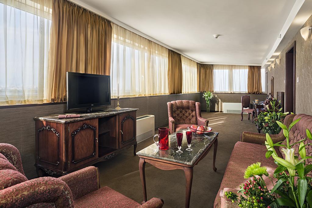 Two-Bedroom Suite with free tea/coffee making facilities