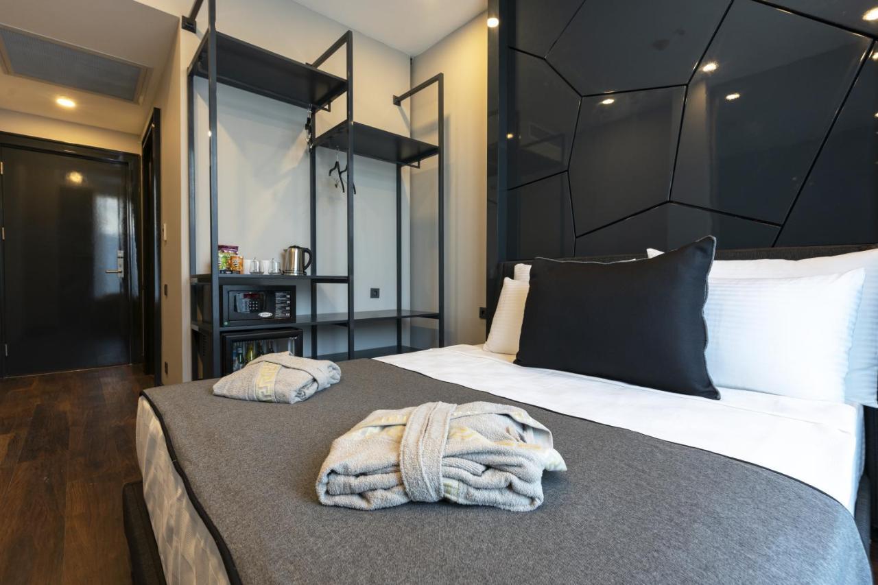 Deluxe Double Room with Side Sea View