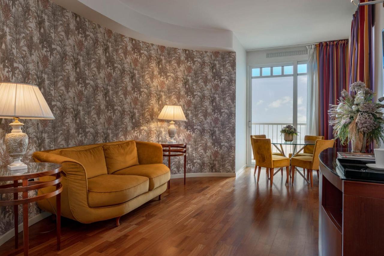 Deluxe Suite with Sea View