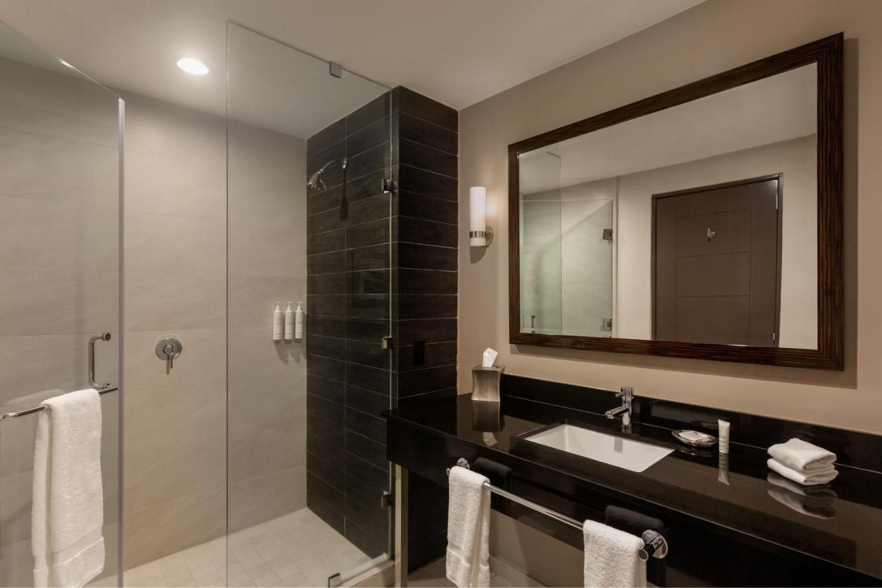 Deluxe King Room with City View