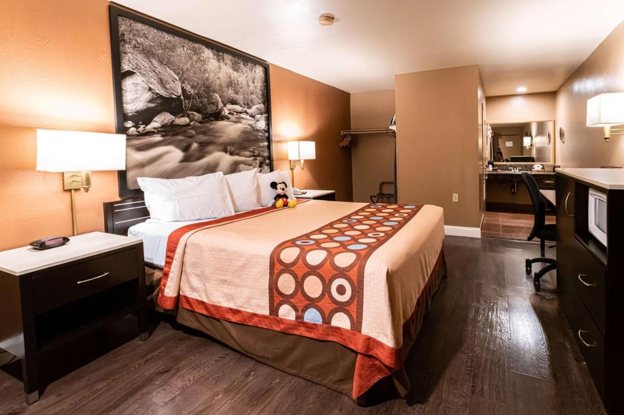 King Room - Mobility and Hearing Impaired Access/Non-Smoking