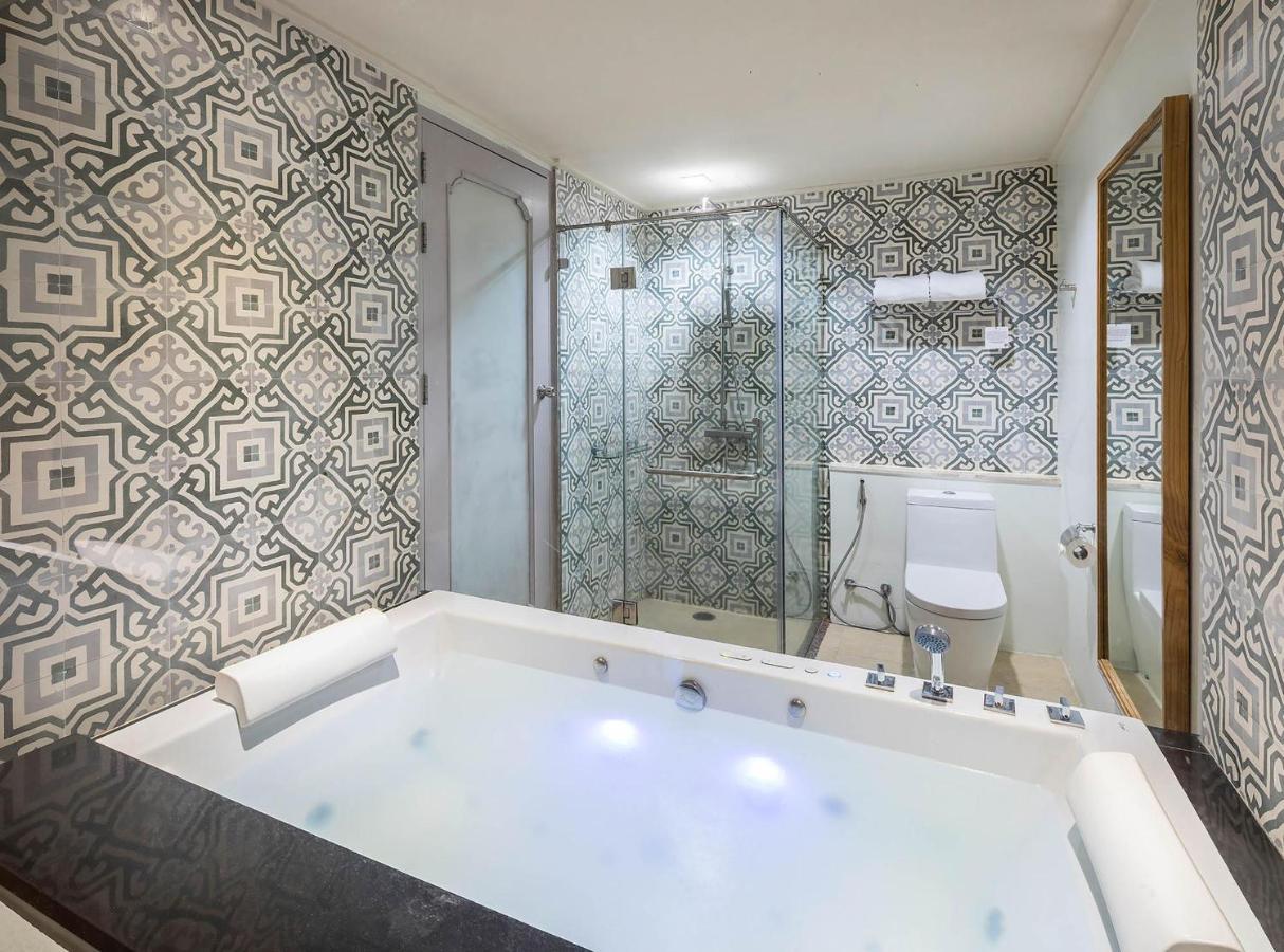 Premium Deluxe King Room with Sea View - Non-Smoking