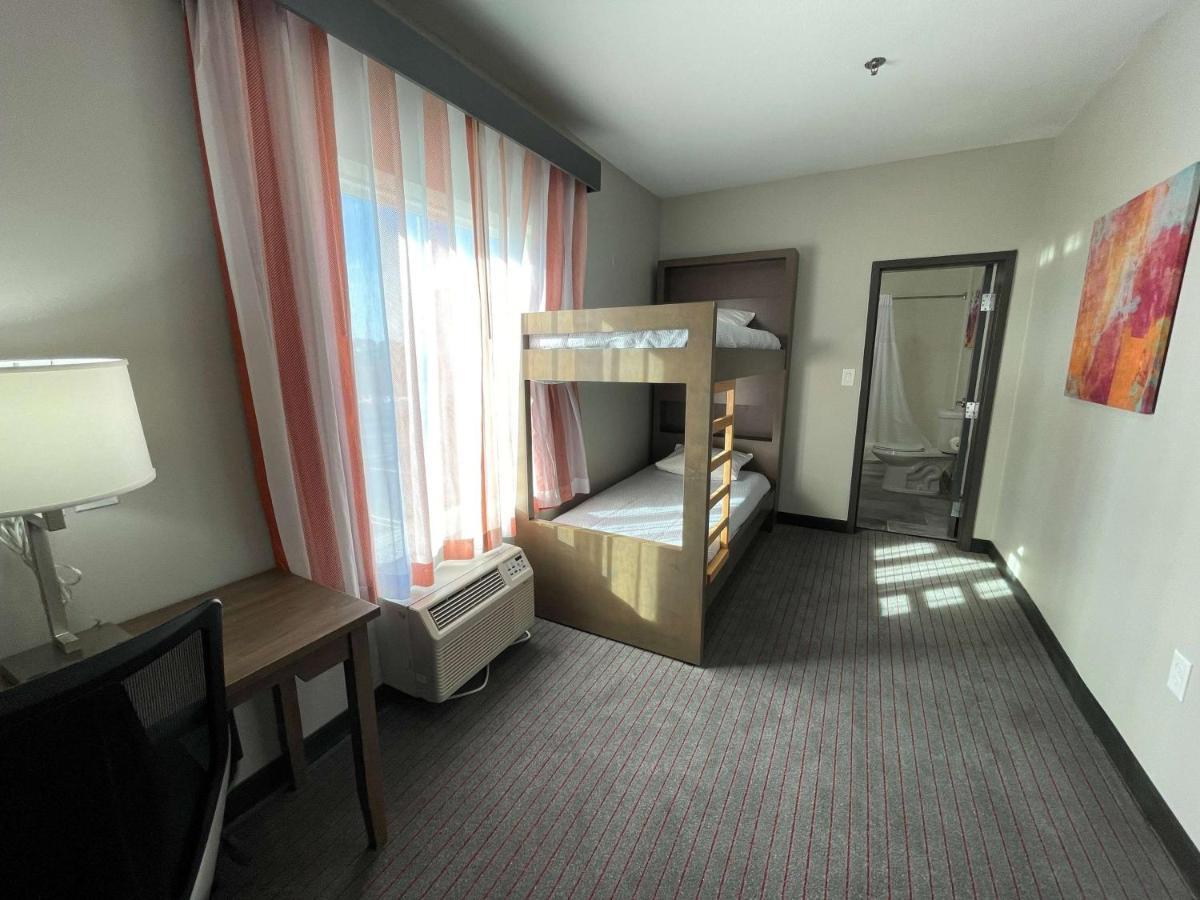 Family Suite with One Twin and Two Queen Beds - Non-Smoking