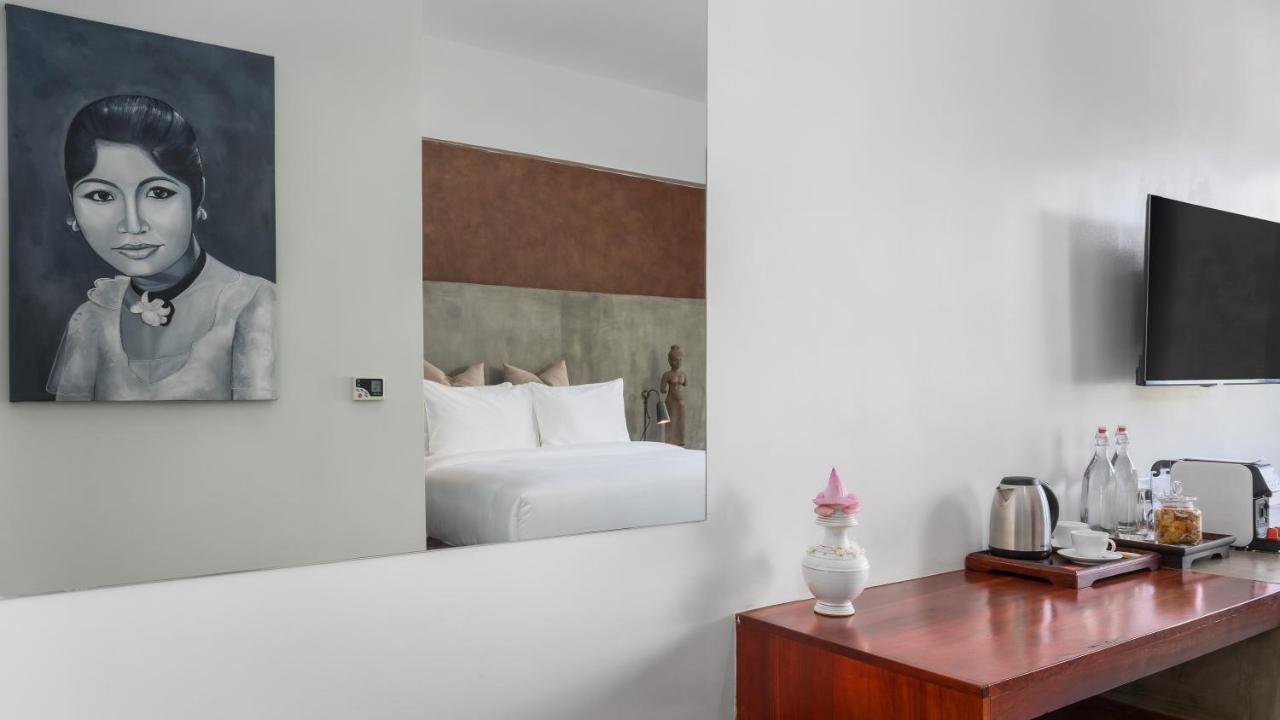 Deluxe King Balcony + Daily 60mn Massage + Mini-Bar + Laundry + Airport Pick-Up