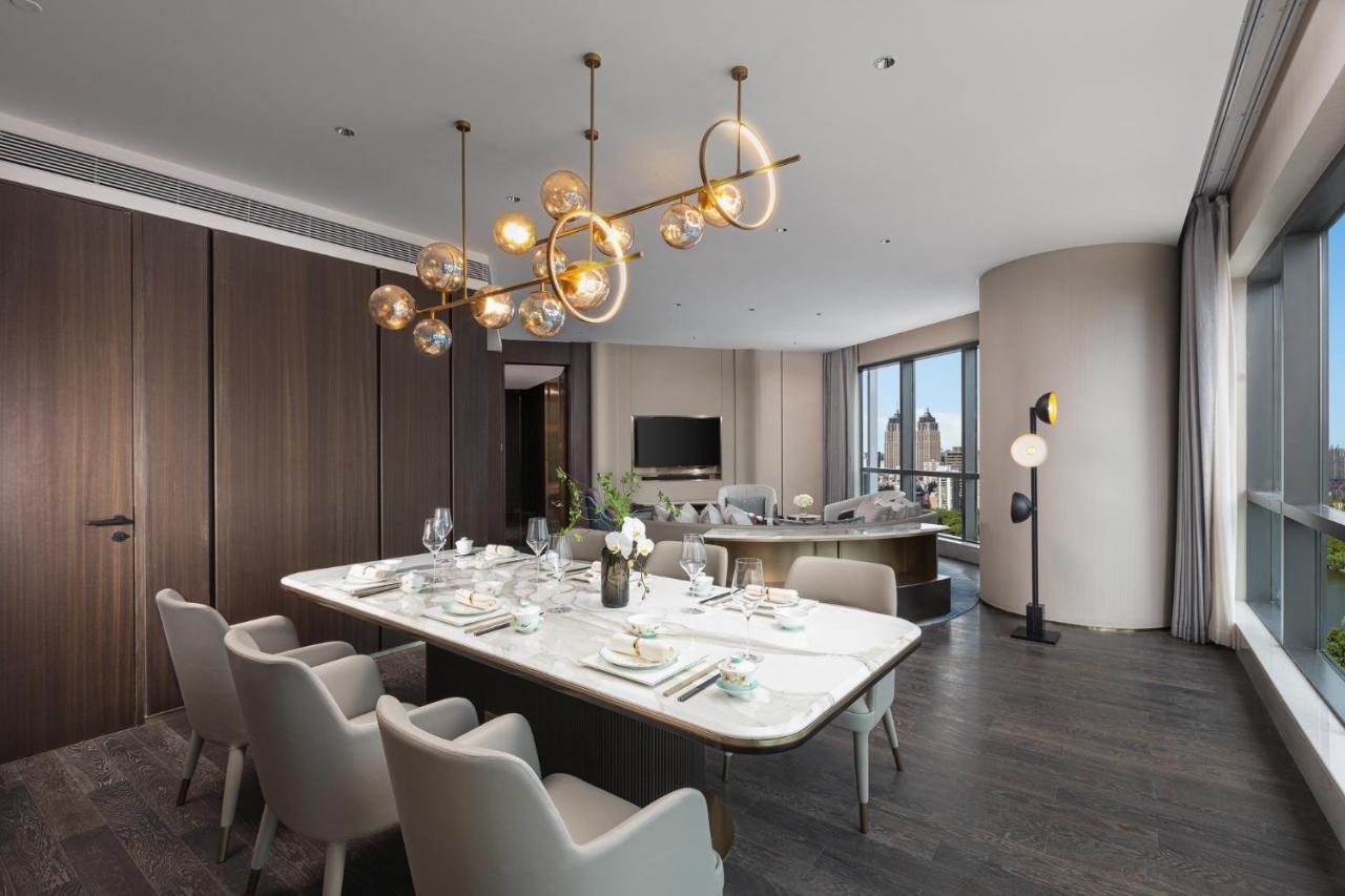 One-Bedroom King Suite with Kitchen