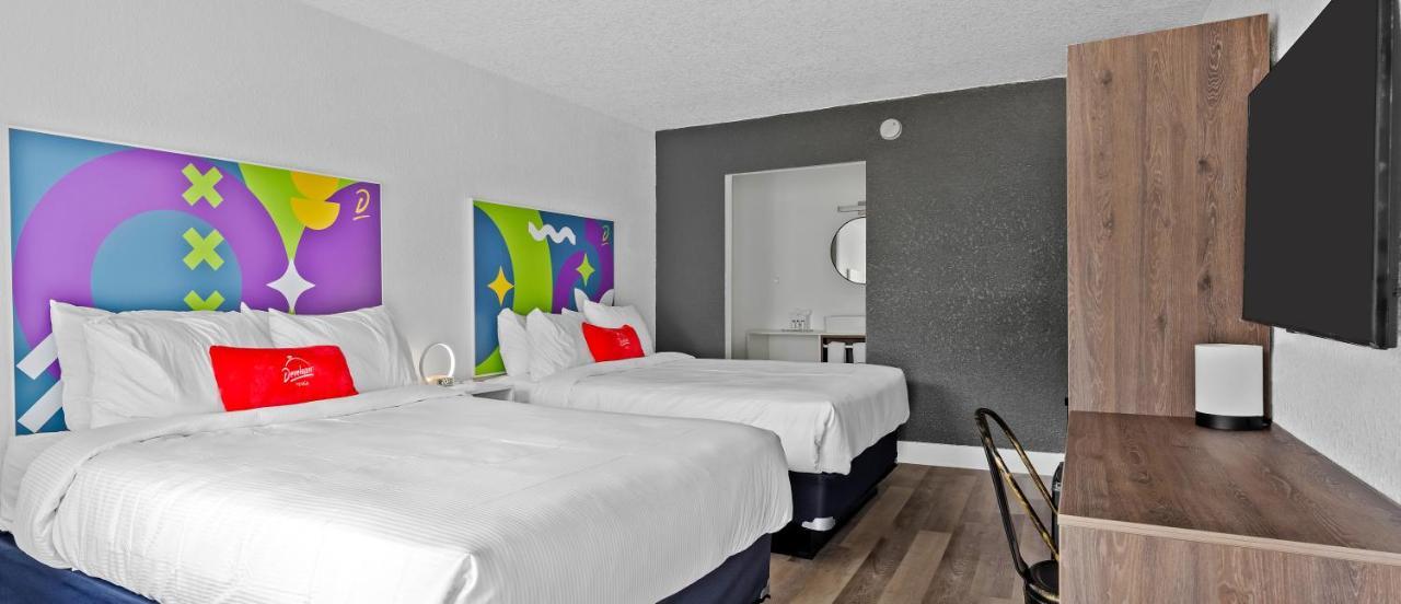 Queen Room with Two Queen Beds and Courtyard View - Non-Smoking