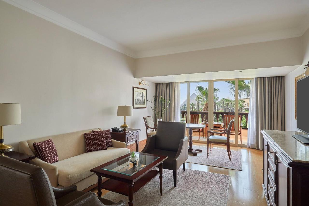 One-Bedroom King Suite with Pyramids View